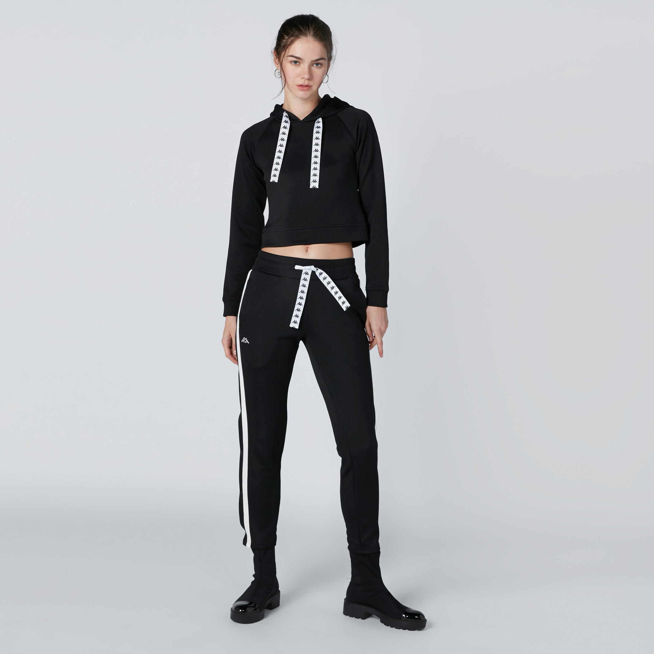 سويت شيرت قصير بقبّعة من كابا-women-clothing-sportswearandactivewear-hoodiesandsweatshirts-image-3