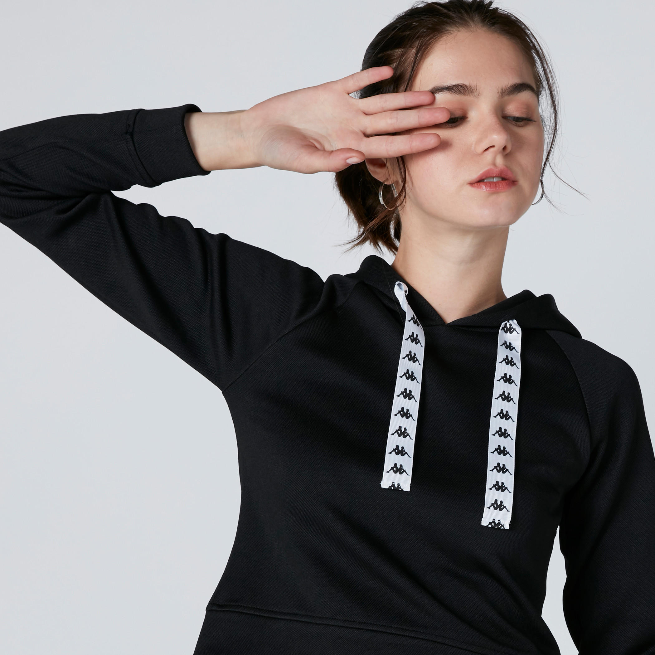 سويت شيرت قصير بقبّعة من كابا-women-clothing-sportswearandactivewear-hoodiesandsweatshirts-image-4