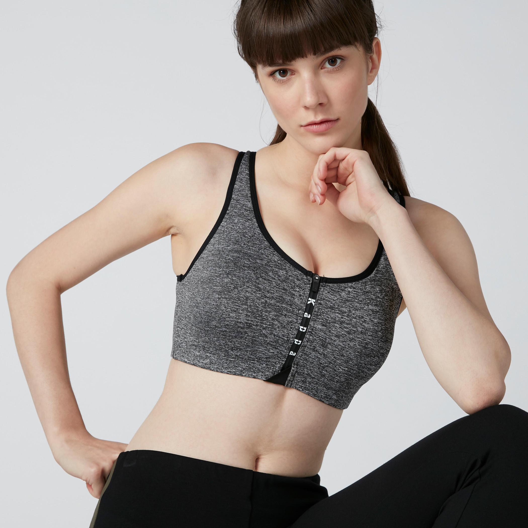 صدريّة رياضية بياقة عميقة وسحّاب وطبعات من كابا-sports-women-clothing-sportsbras-image-1