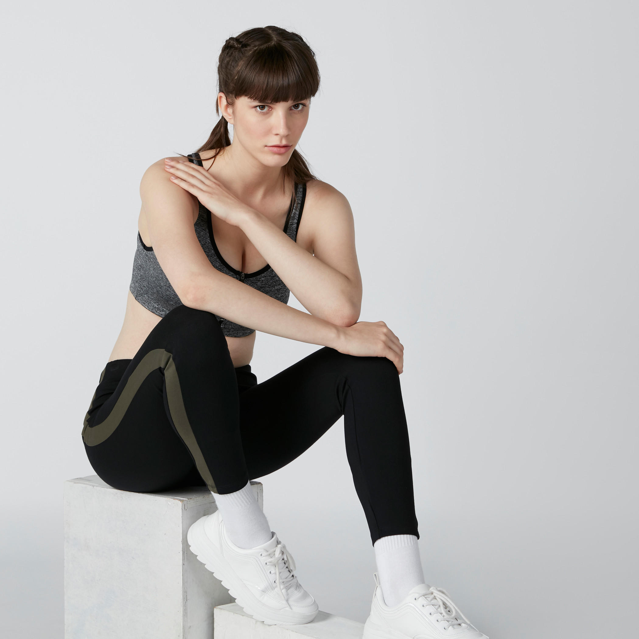 صدريّة رياضية بياقة عميقة وسحّاب وطبعات من كابا-sports-women-clothing-sportsbras-image-3