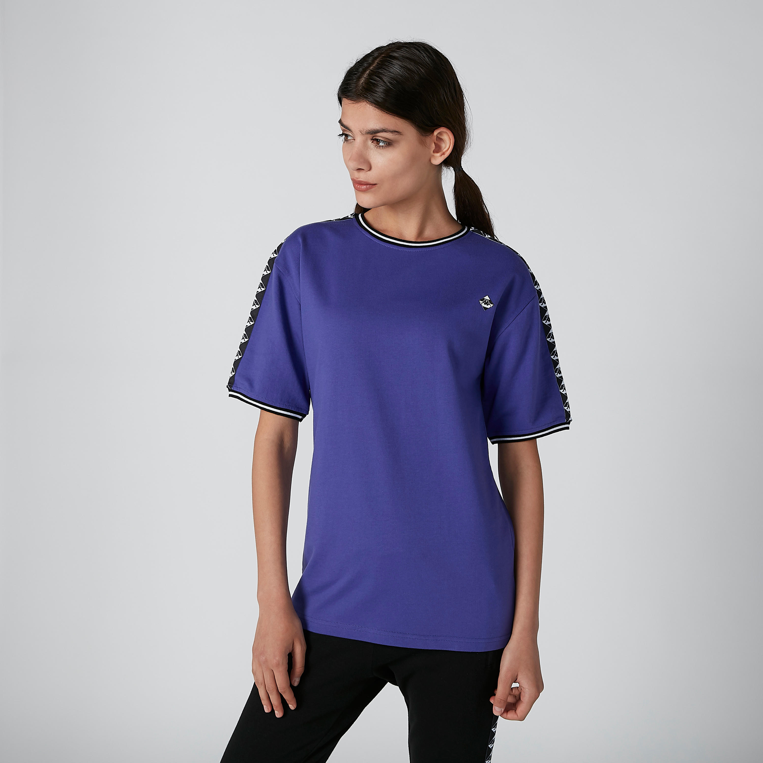 تيشيرت مستدام بأكمام قصيرة وشريطة من كابا-women-clothing-sportswearandactivewear-tshirtsandvests-image-1