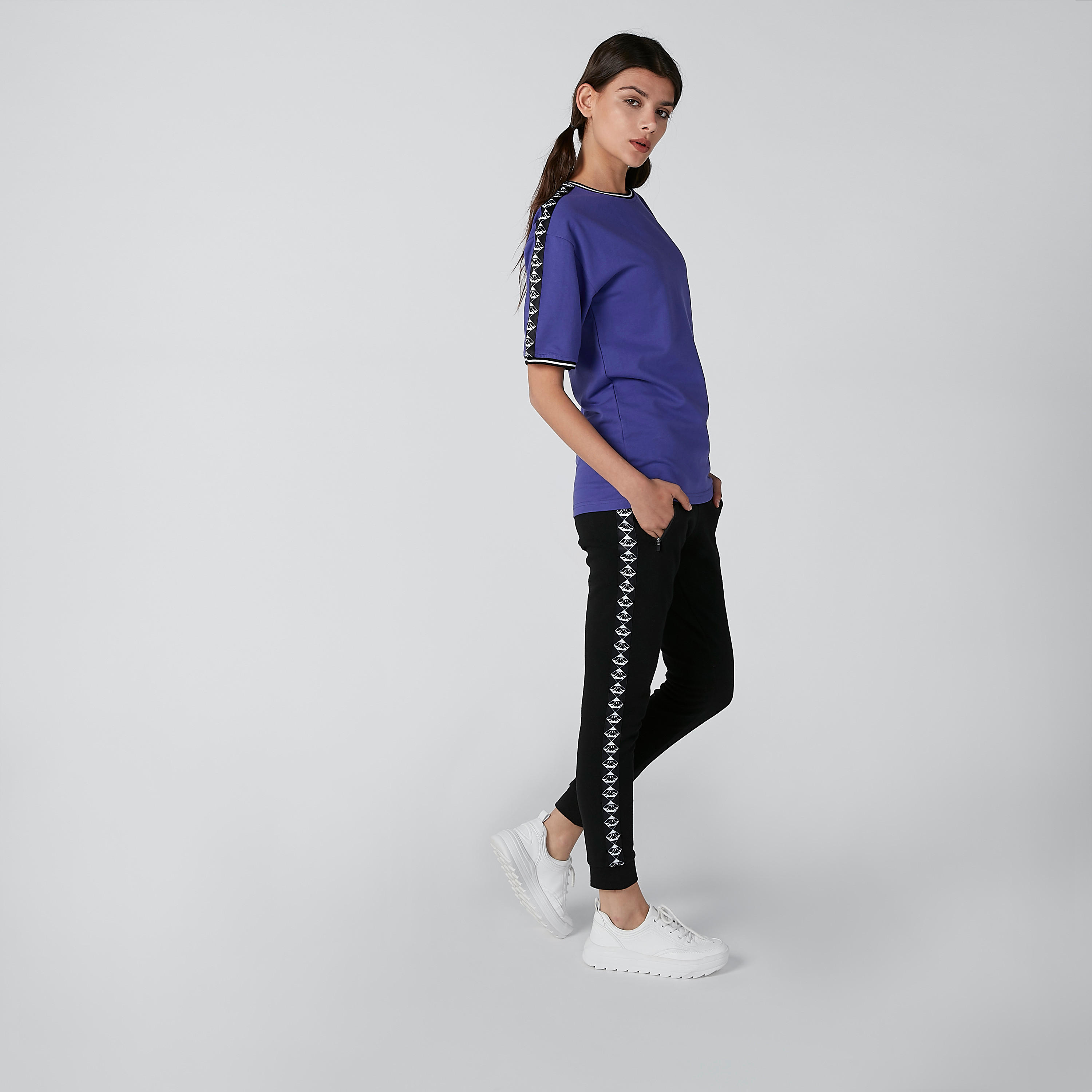تيشيرت مستدام بأكمام قصيرة وشريطة من كابا-women-clothing-sportswearandactivewear-tshirtsandvests-image-3