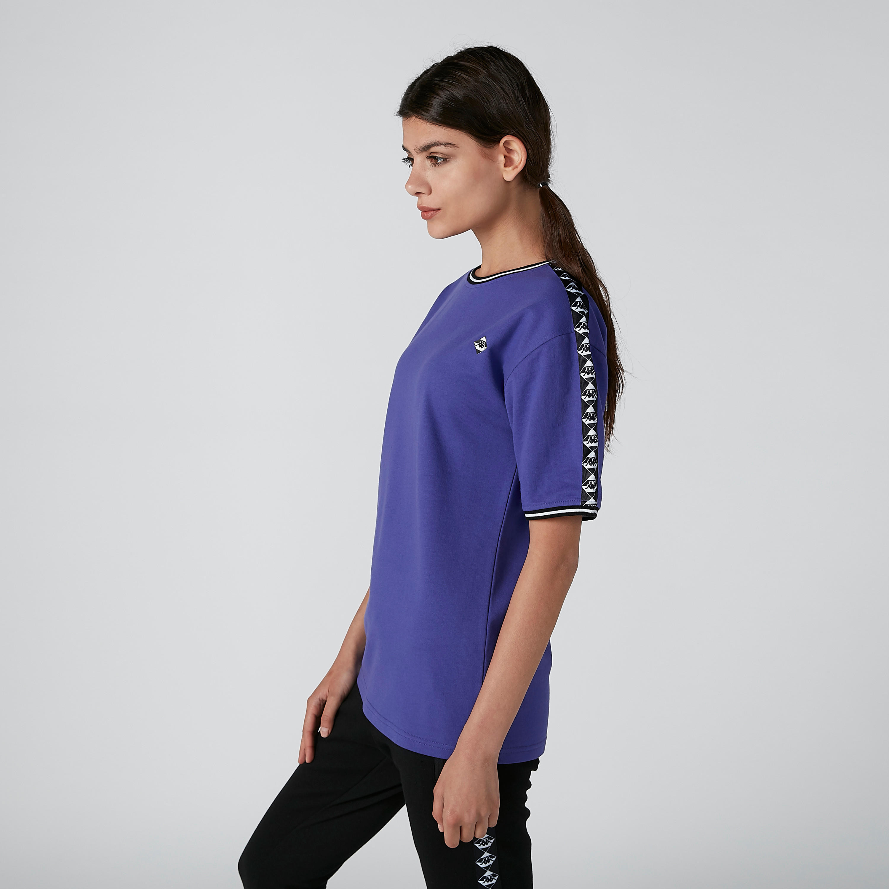 تيشيرت مستدام بأكمام قصيرة وشريطة من كابا-women-clothing-sportswearandactivewear-tshirtsandvests-image-4