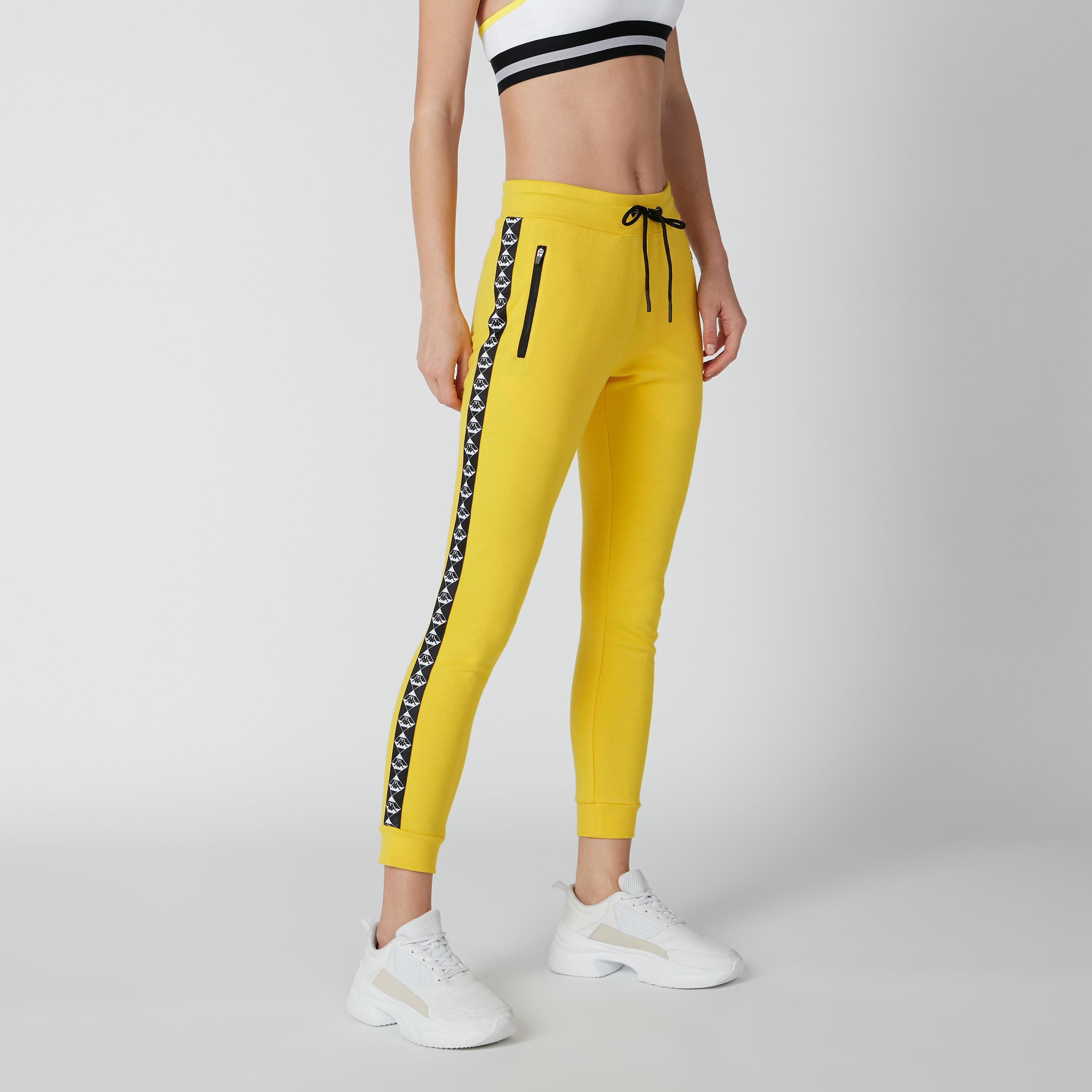 بنطلون رياضي مستدام بشريطة جانبية وطبعات من كابا-women-clothing-sportswearandactivewear-bottoms-image-1