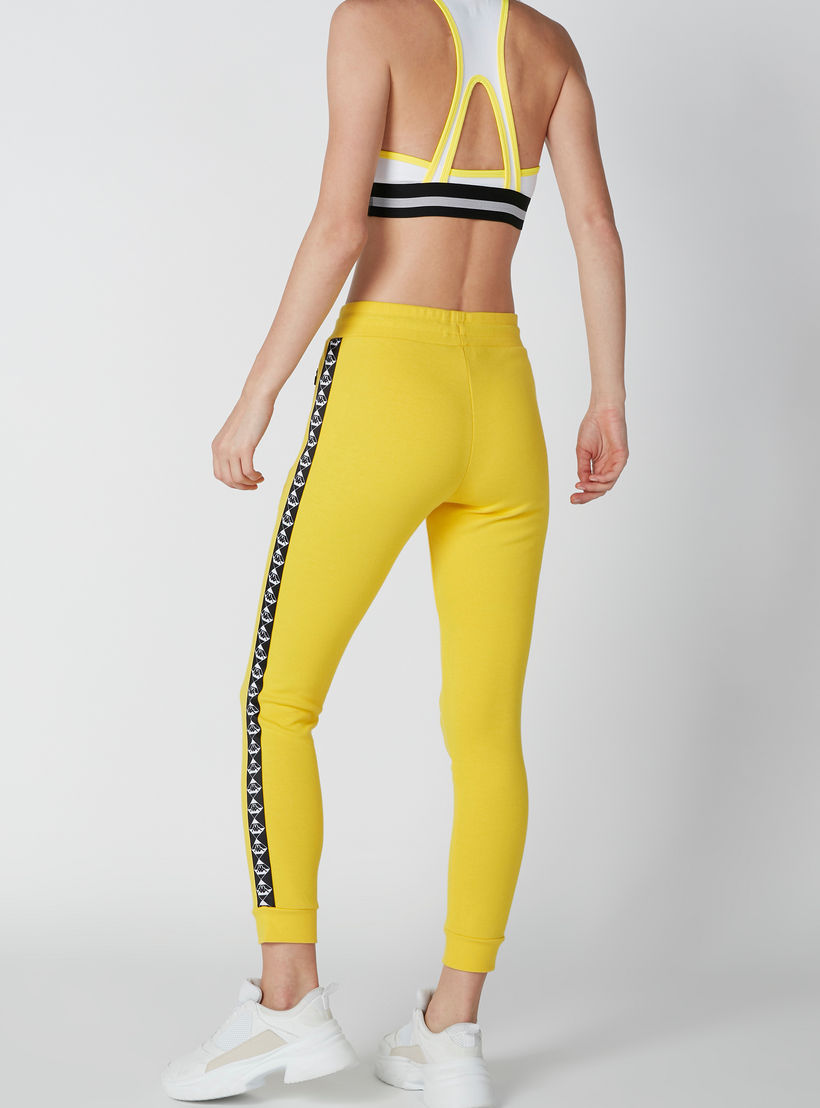 بنطلون رياضي مستدام بشريطة جانبية وطبعات من كابا-women-clothing-sportswearandactivewear-bottoms-image-3