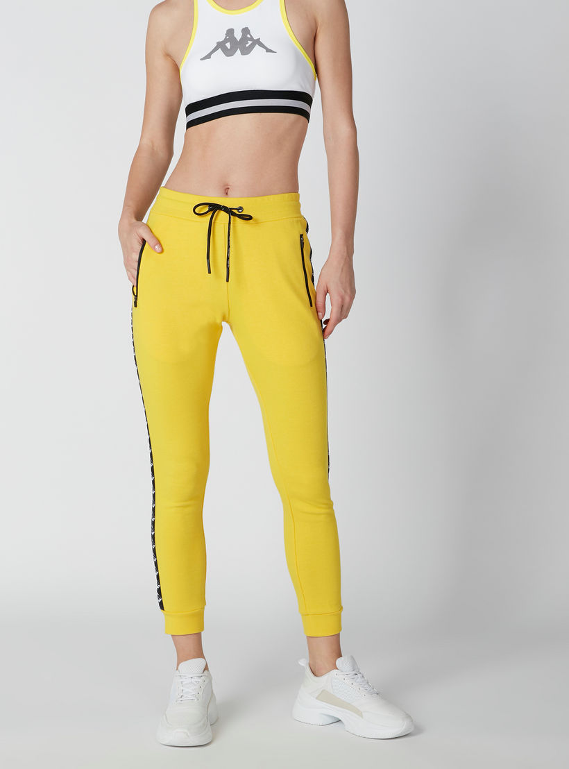 بنطلون رياضي مستدام بشريطة جانبية وطبعات من كابا-women-clothing-sportswearandactivewear-bottoms-image-4