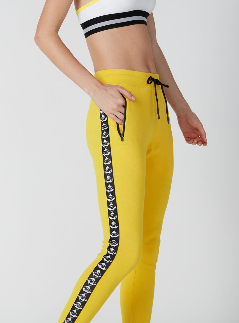 بنطلون رياضي مستدام بشريطة جانبية وطبعات من كابا-women-clothing-sportswearandactivewear-bottoms-image-5