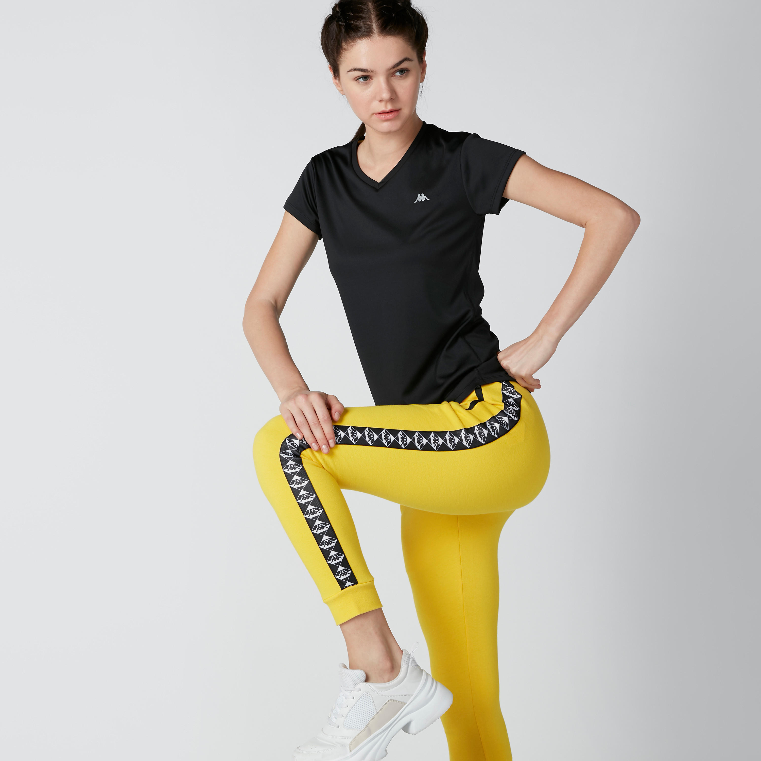 تيشيرت مستدام بياقة V وأكمام قصيرة من كابا-women-clothing-sportswearandactivewear-tshirtsandvests-image-2