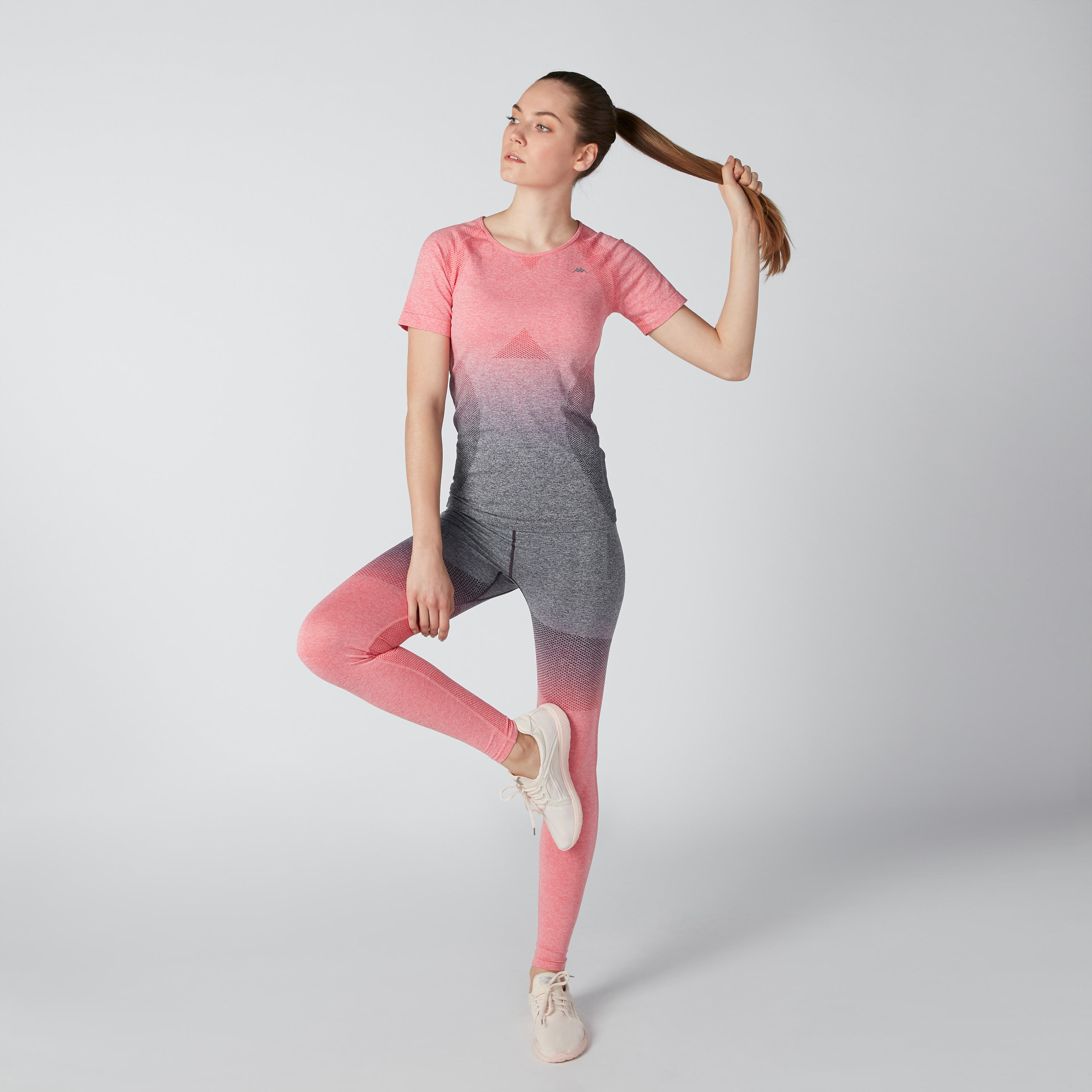 تيشيرت بياقة مستديرة وأكمام مغايرة وطبعات من كابا-women-clothing-sportswearandactivewear-tshirtsandvests-image-1