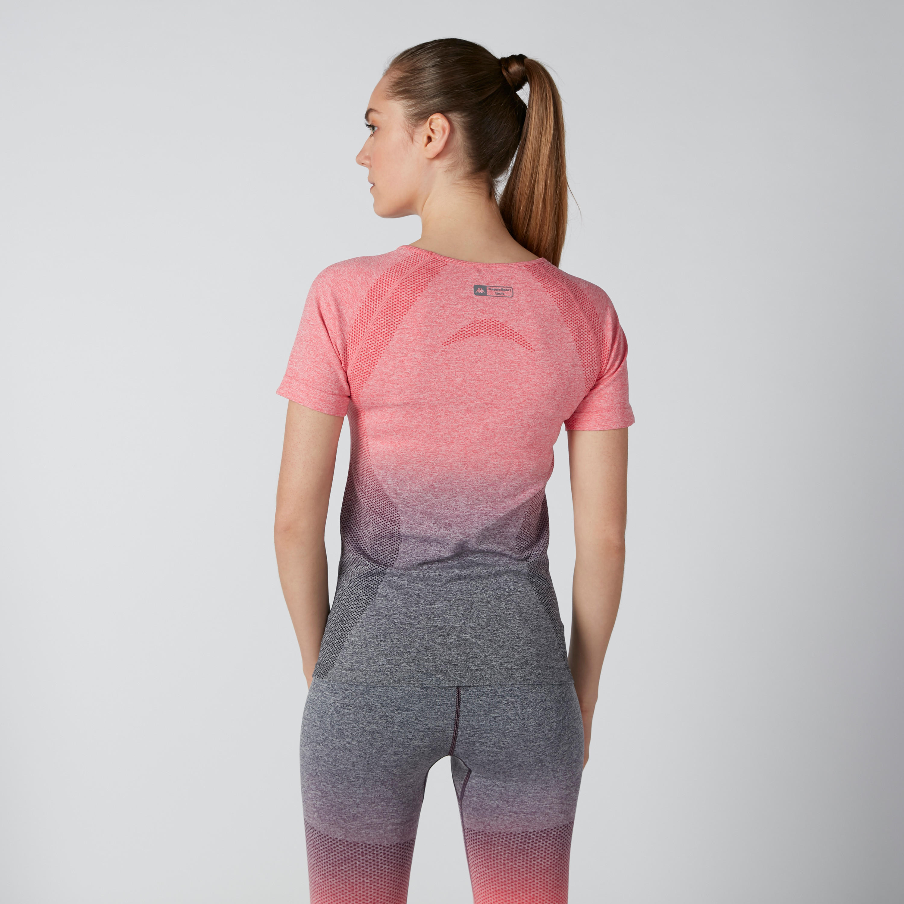 تيشيرت بياقة مستديرة وأكمام مغايرة وطبعات من كابا-women-clothing-sportswearandactivewear-tshirtsandvests-image-2