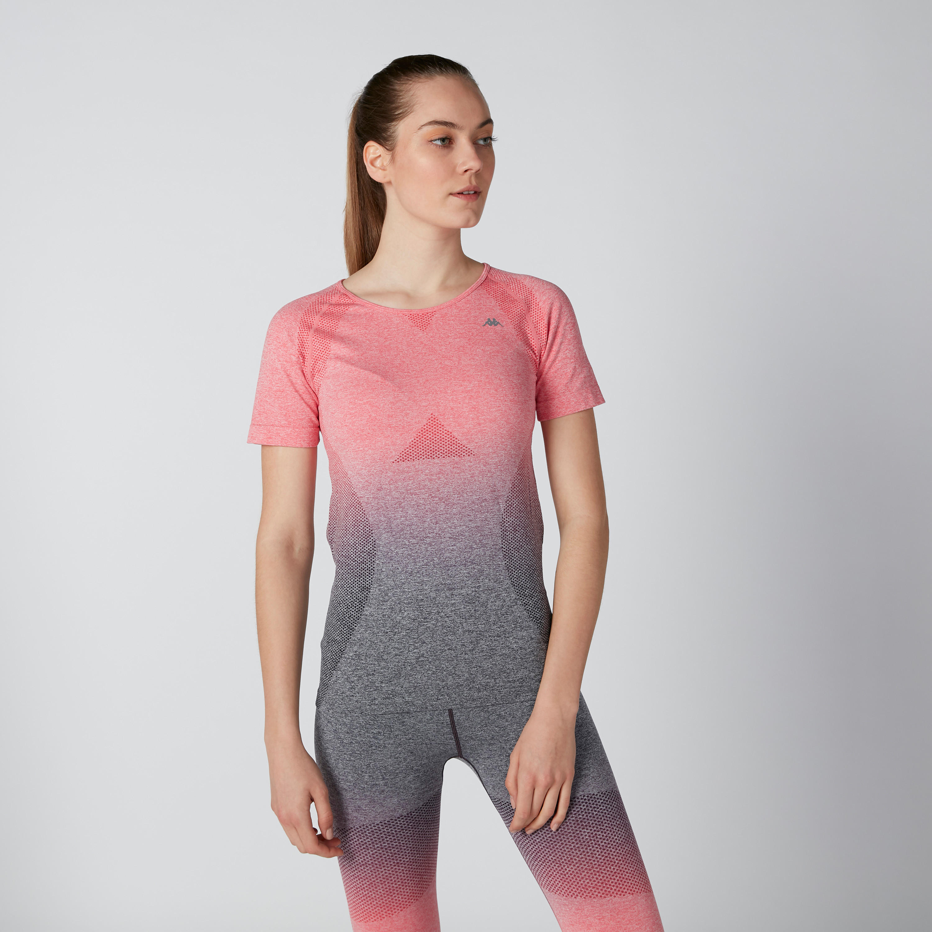 تيشيرت بياقة مستديرة وأكمام مغايرة وطبعات من كابا-women-clothing-sportswearandactivewear-tshirtsandvests-image-3