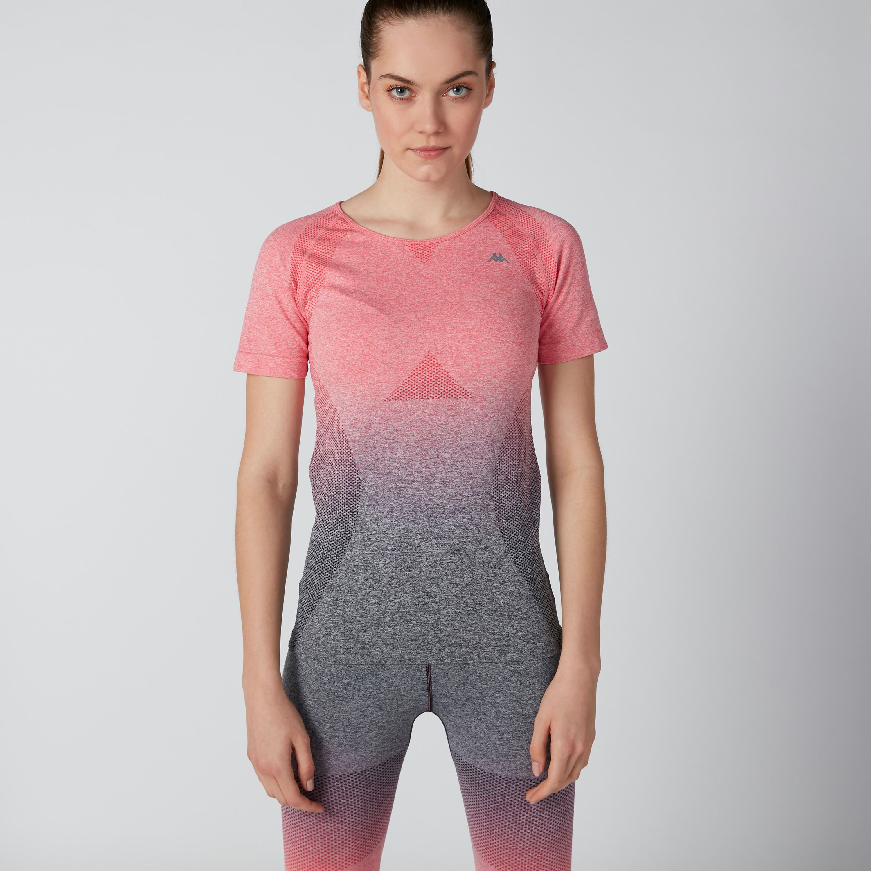 تيشيرت بياقة مستديرة وأكمام مغايرة وطبعات من كابا-women-clothing-sportswearandactivewear-tshirtsandvests-image-4