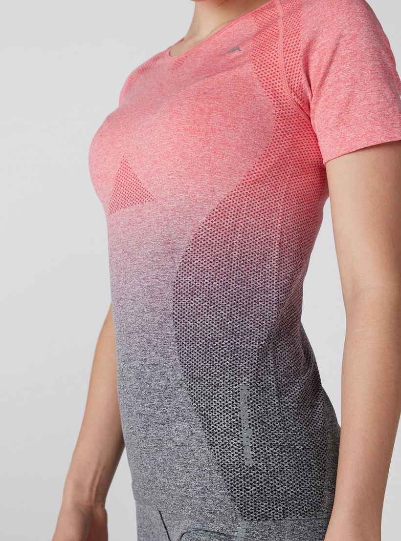 تيشيرت بياقة مستديرة وأكمام مغايرة وطبعات من كابا-women-clothing-sportswearandactivewear-tshirtsandvests-image-5
