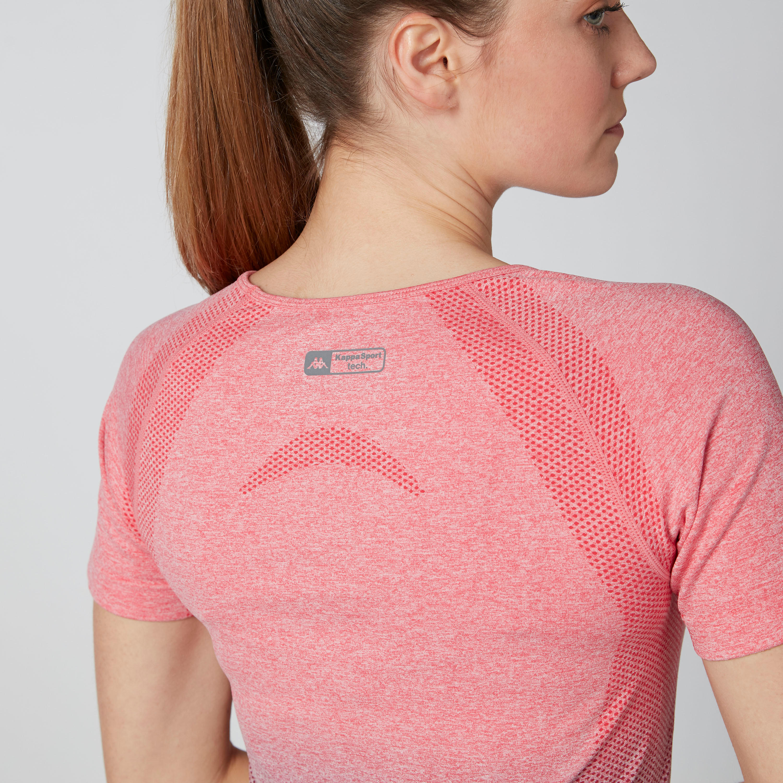 تيشيرت بياقة مستديرة وأكمام مغايرة وطبعات من كابا-women-clothing-sportswearandactivewear-tshirtsandvests-image-6