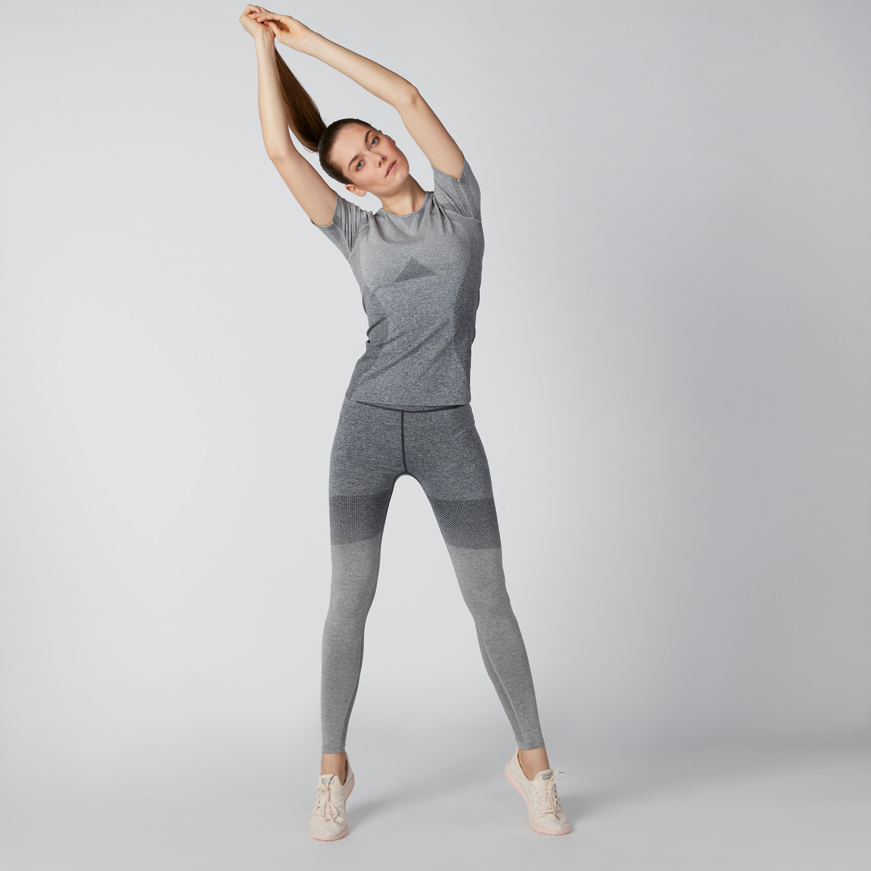 تيشيرت بياقة مستديرة وأكمام مغايرة وطبعات من كابا-women-clothing-sportswearandactivewear-tshirtsandvests-image-1