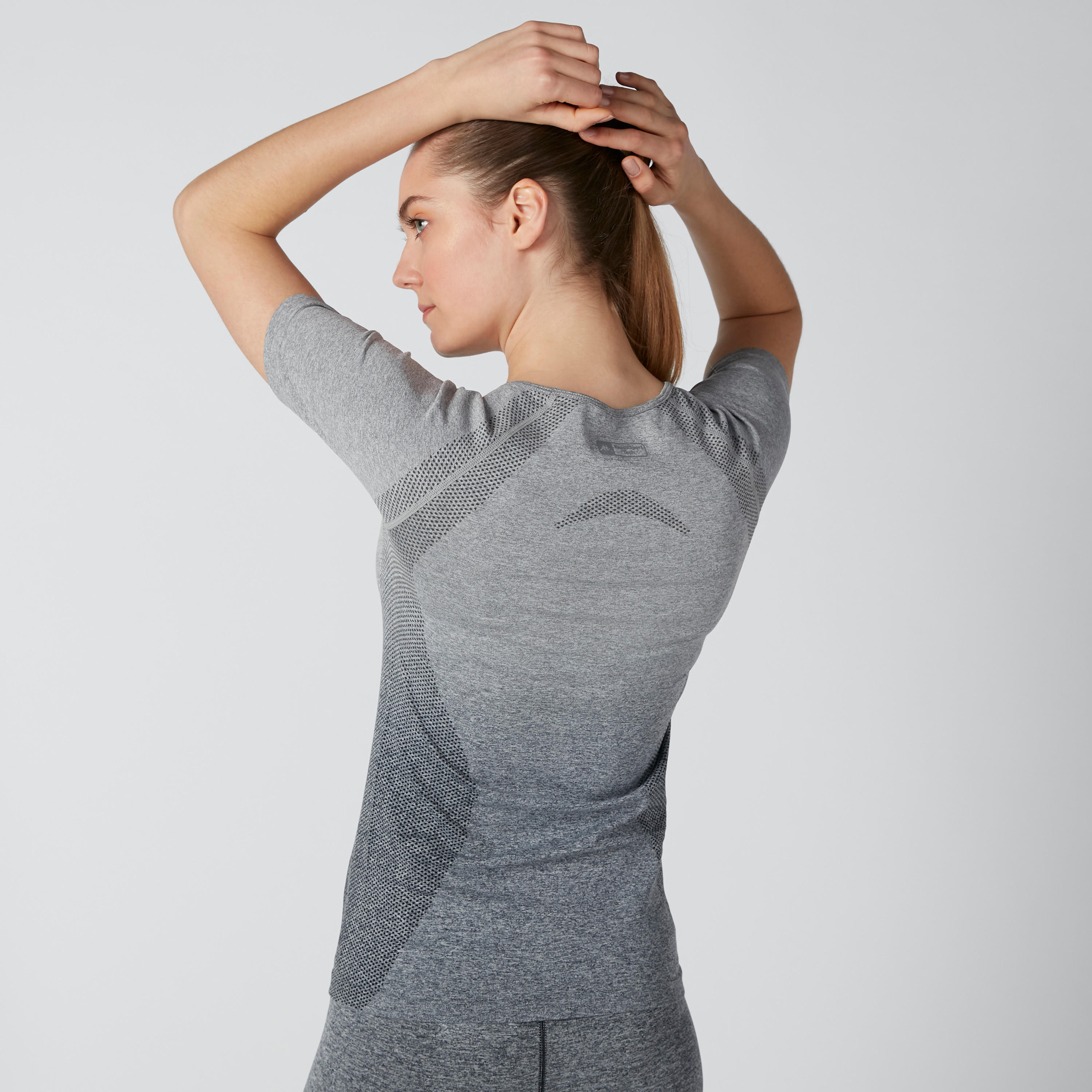 تيشيرت بياقة مستديرة وأكمام مغايرة وطبعات من كابا-women-clothing-sportswearandactivewear-tshirtsandvests-image-2