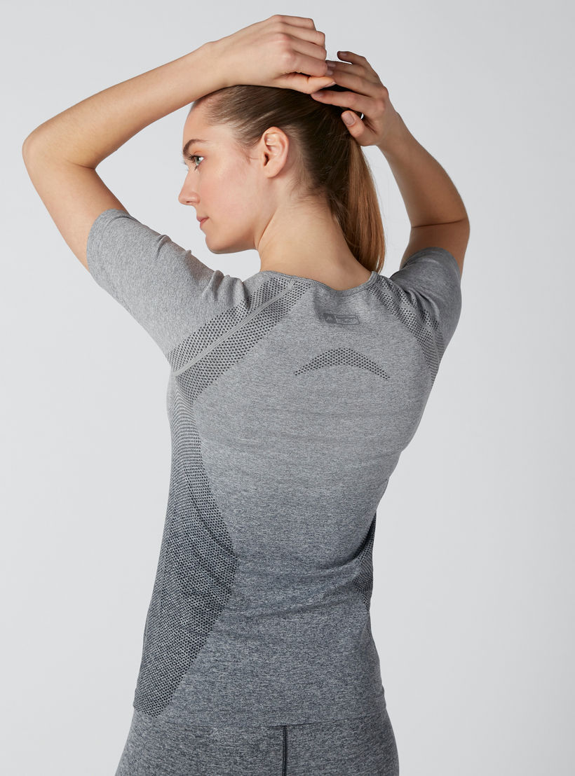 تيشيرت بياقة مستديرة وأكمام مغايرة وطبعات من كابا-women-clothing-sportswearandactivewear-tshirtsandvests-image-2