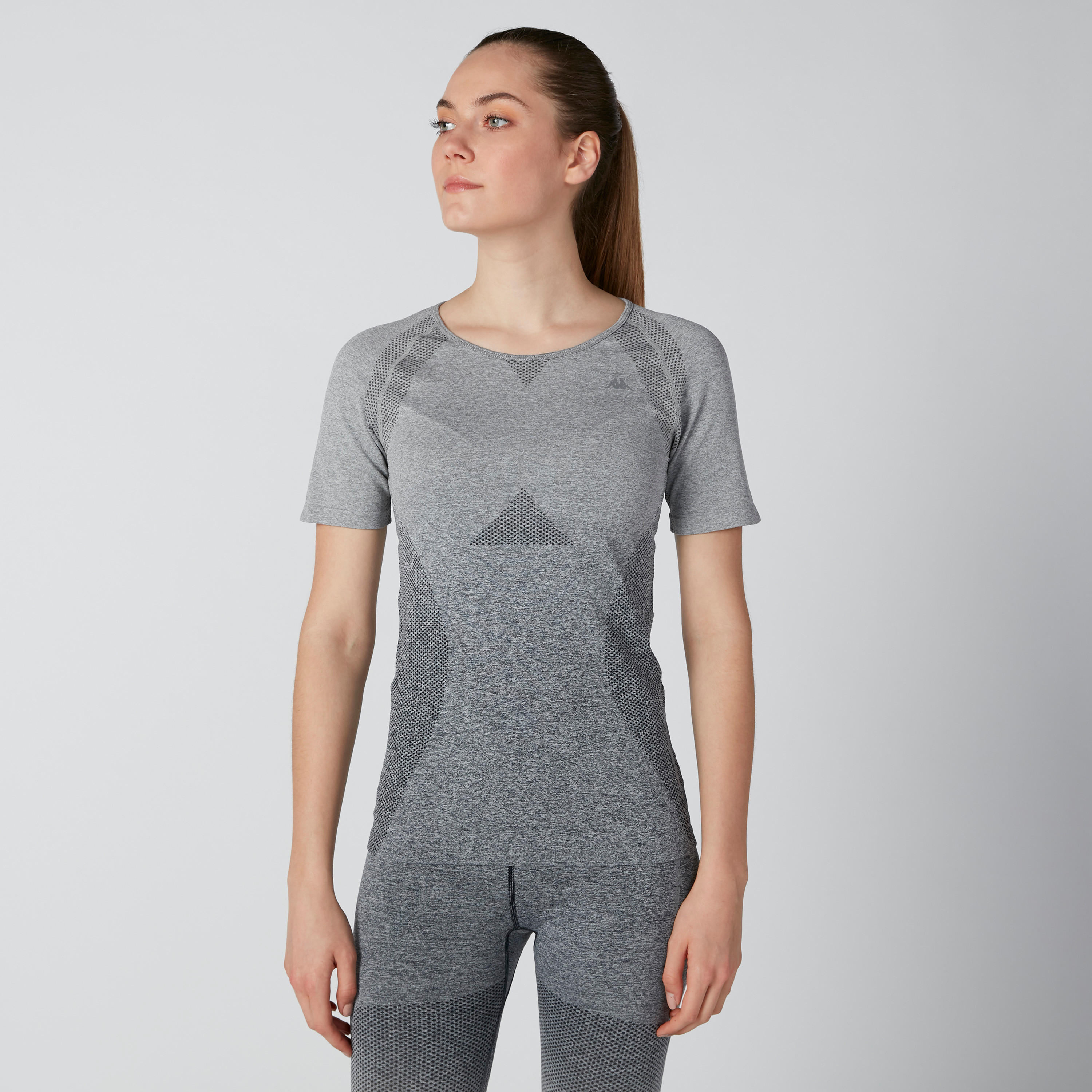 تيشيرت بياقة مستديرة وأكمام مغايرة وطبعات من كابا-women-clothing-sportswearandactivewear-tshirtsandvests-image-3