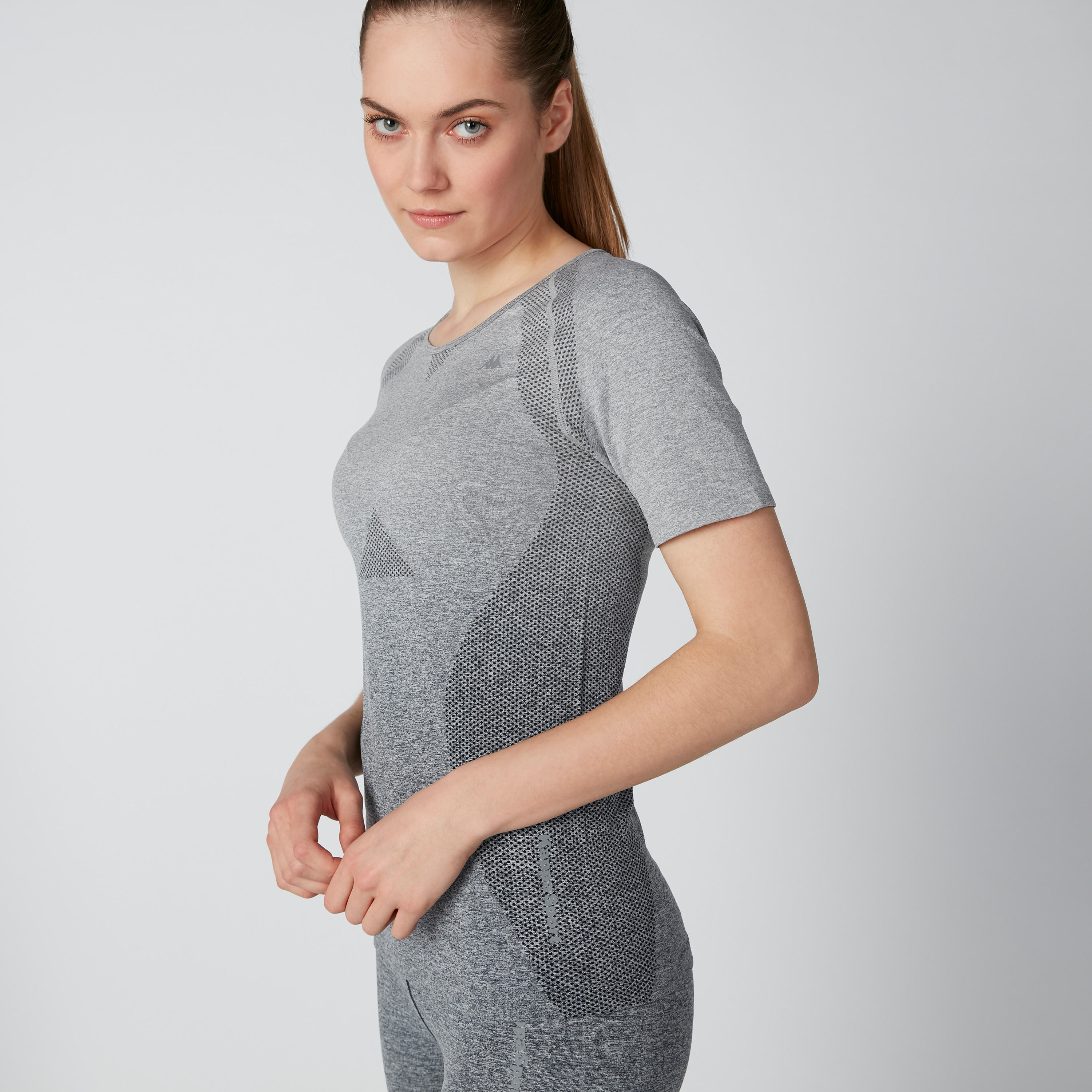 تيشيرت بياقة مستديرة وأكمام مغايرة وطبعات من كابا-women-clothing-sportswearandactivewear-tshirtsandvests-image-4