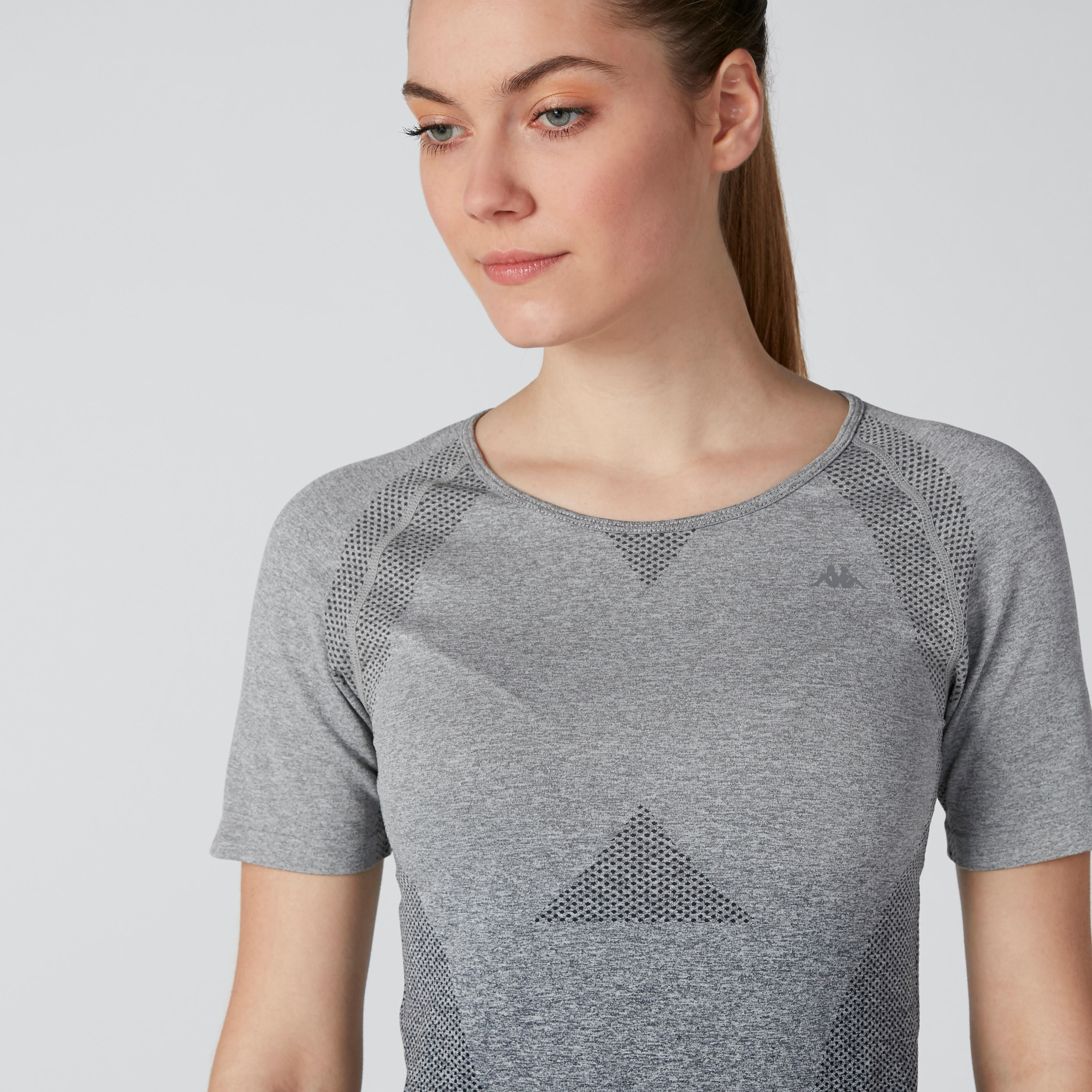 تيشيرت بياقة مستديرة وأكمام مغايرة وطبعات من كابا-women-clothing-sportswearandactivewear-tshirtsandvests-image-5