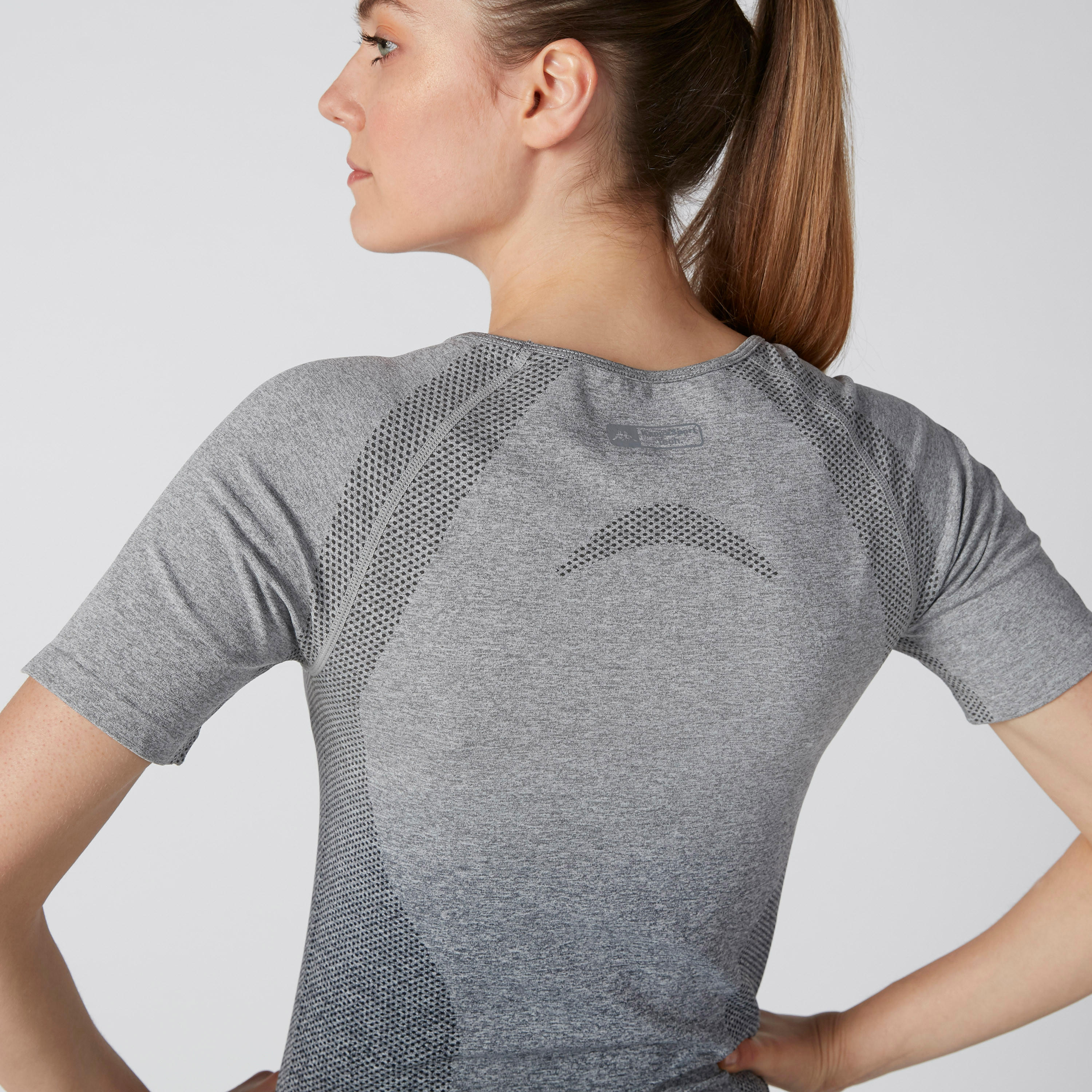 تيشيرت بياقة مستديرة وأكمام مغايرة وطبعات من كابا-women-clothing-sportswearandactivewear-tshirtsandvests-image-6