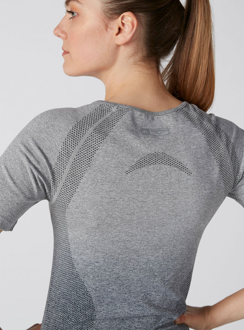 تيشيرت بياقة مستديرة وأكمام مغايرة وطبعات من كابا-women-clothing-sportswearandactivewear-tshirtsandvests-image-6