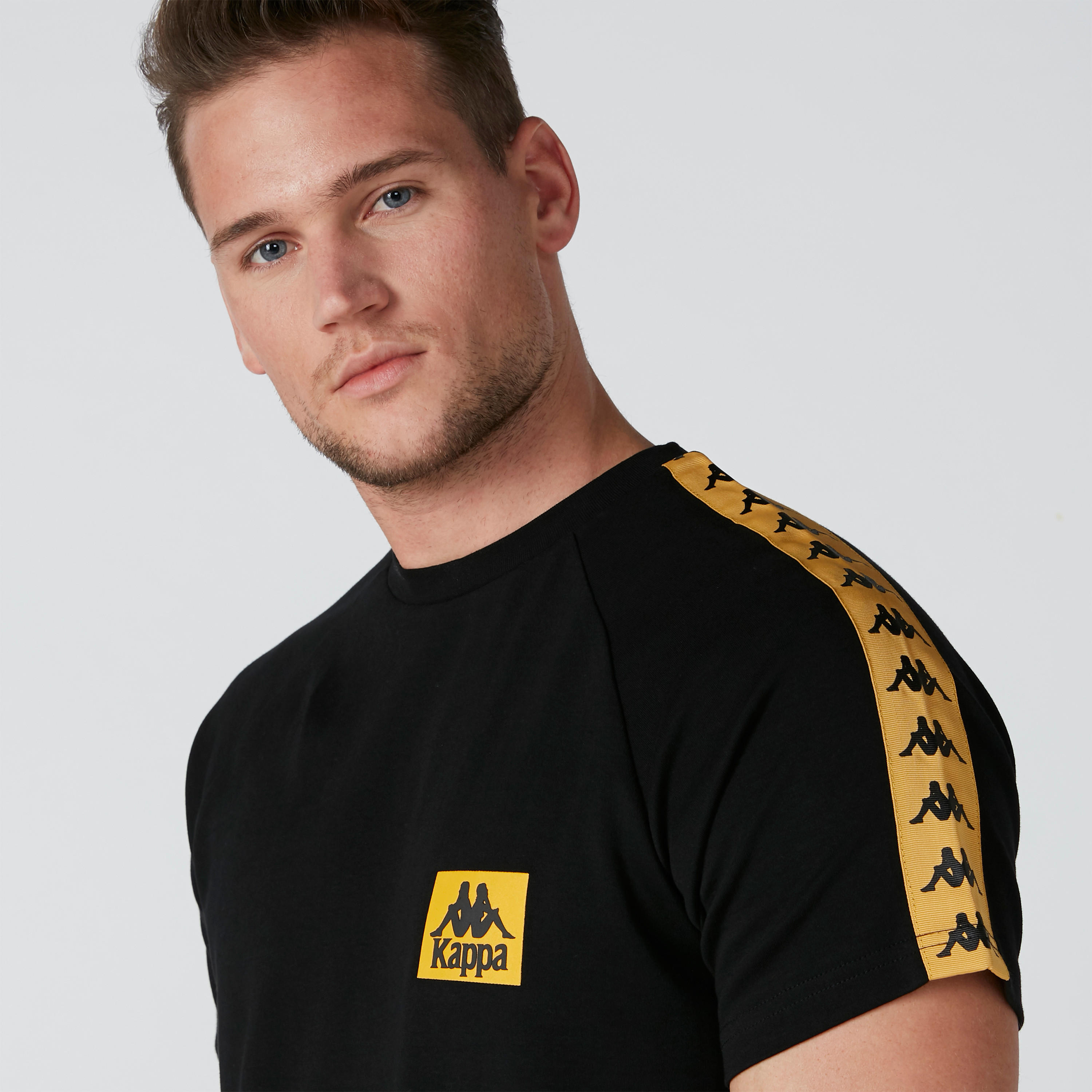 تيشيرت بياقة مستديرة وأكمام قصيرة وشريطة من كابا-men-clothing-sportswearandactivewear-tshirtsandpolos-image-4