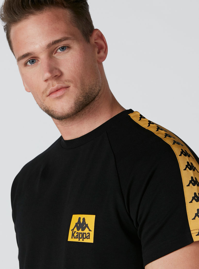 تيشيرت بياقة مستديرة وأكمام قصيرة وشريطة من كابا-men-clothing-sportswearandactivewear-tshirtsandpolos-image-4