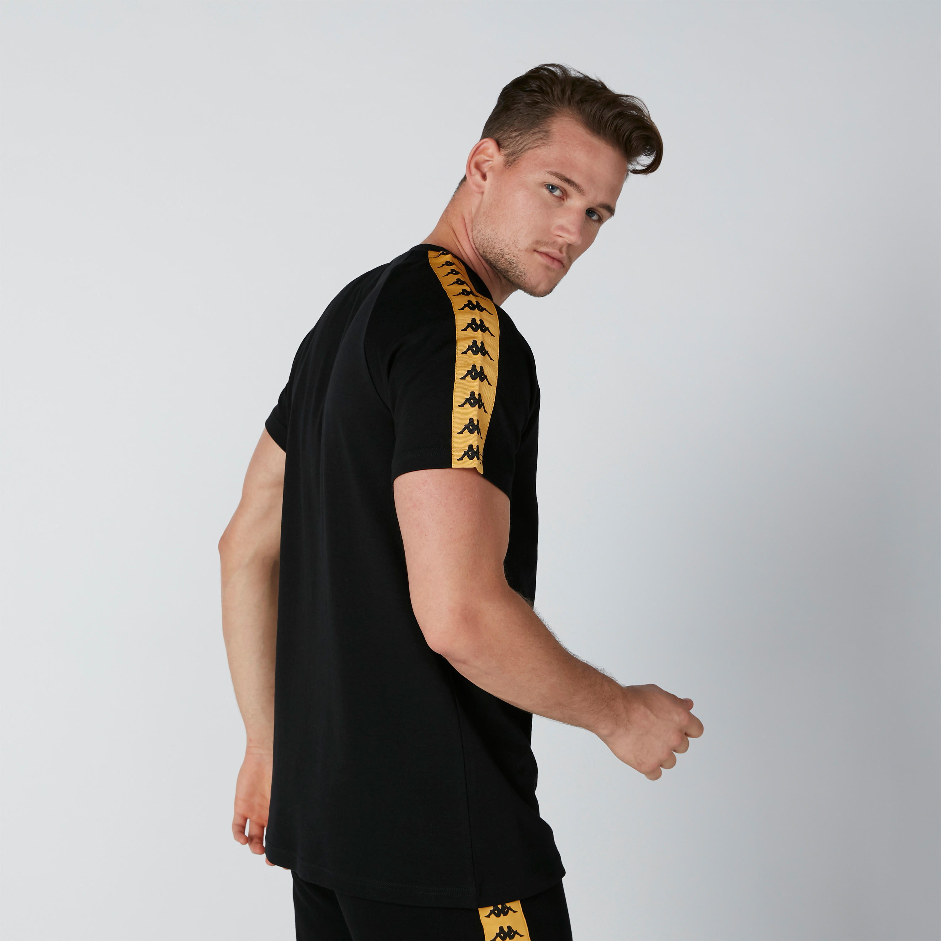 تيشيرت بياقة مستديرة وأكمام قصيرة وشريطة من كابا-men-clothing-sportswearandactivewear-tshirtsandpolos-image-5