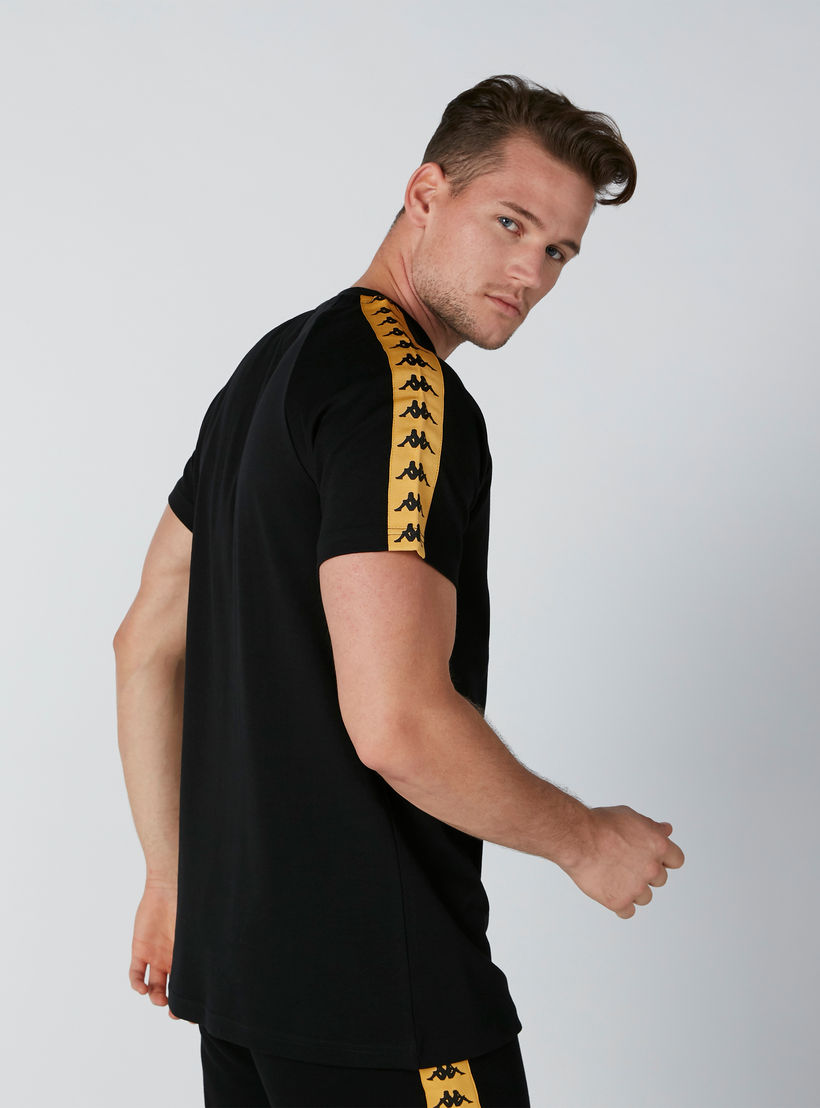 تيشيرت بياقة مستديرة وأكمام قصيرة وشريطة من كابا-men-clothing-sportswearandactivewear-tshirtsandpolos-image-5