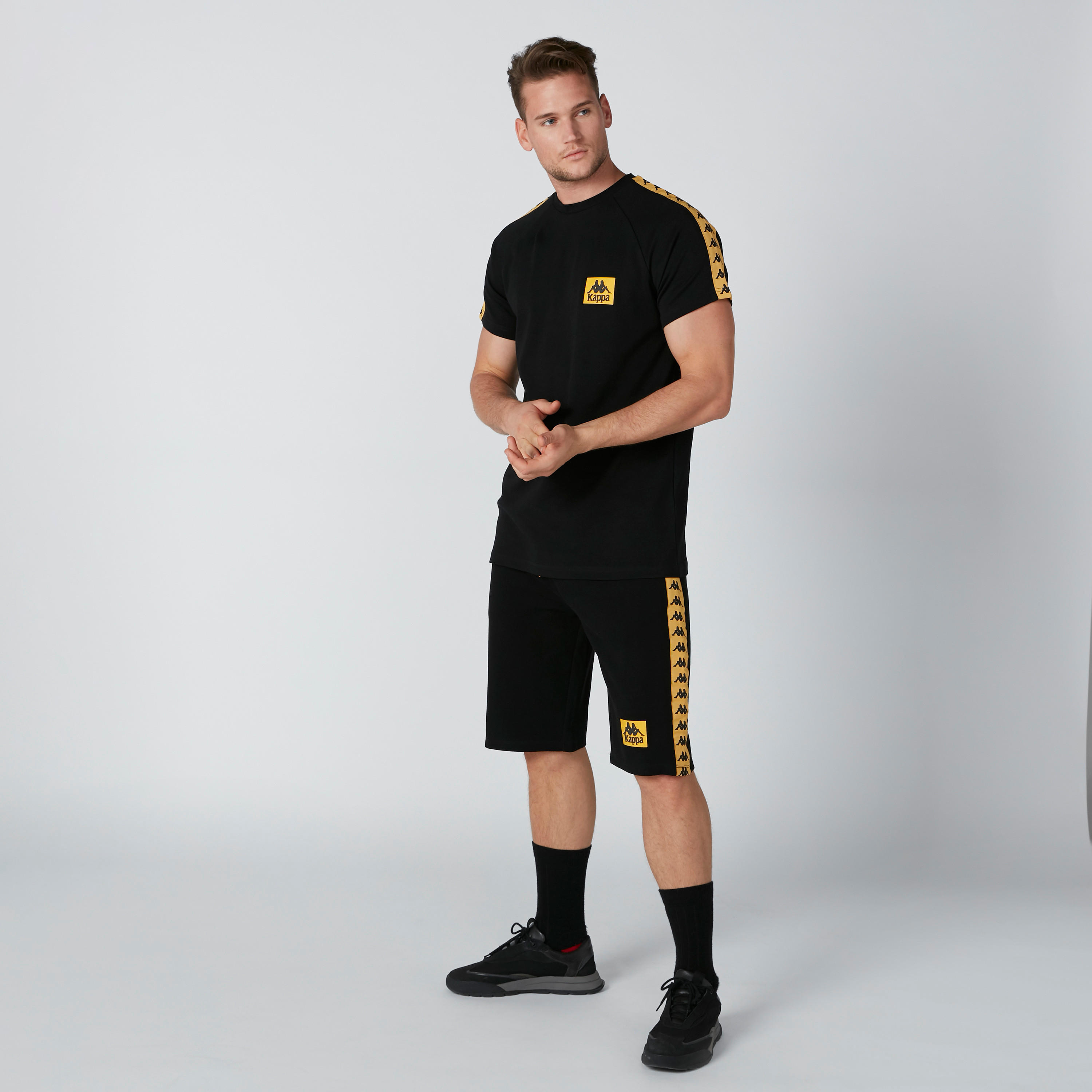 تيشيرت بياقة مستديرة وأكمام قصيرة وشريطة من كابا-men-clothing-sportswearandactivewear-tshirtsandpolos-image-2