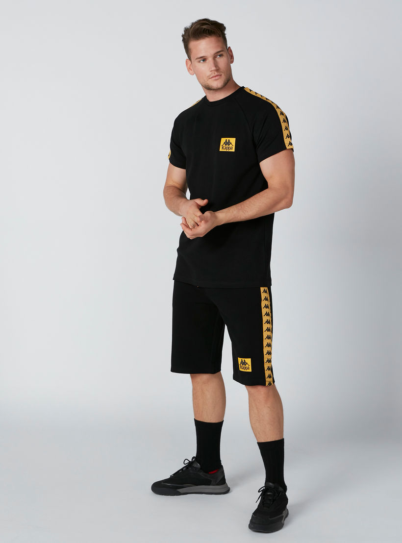 تيشيرت بياقة مستديرة وأكمام قصيرة وشريطة من كابا-men-clothing-sportswearandactivewear-tshirtsandpolos-image-2