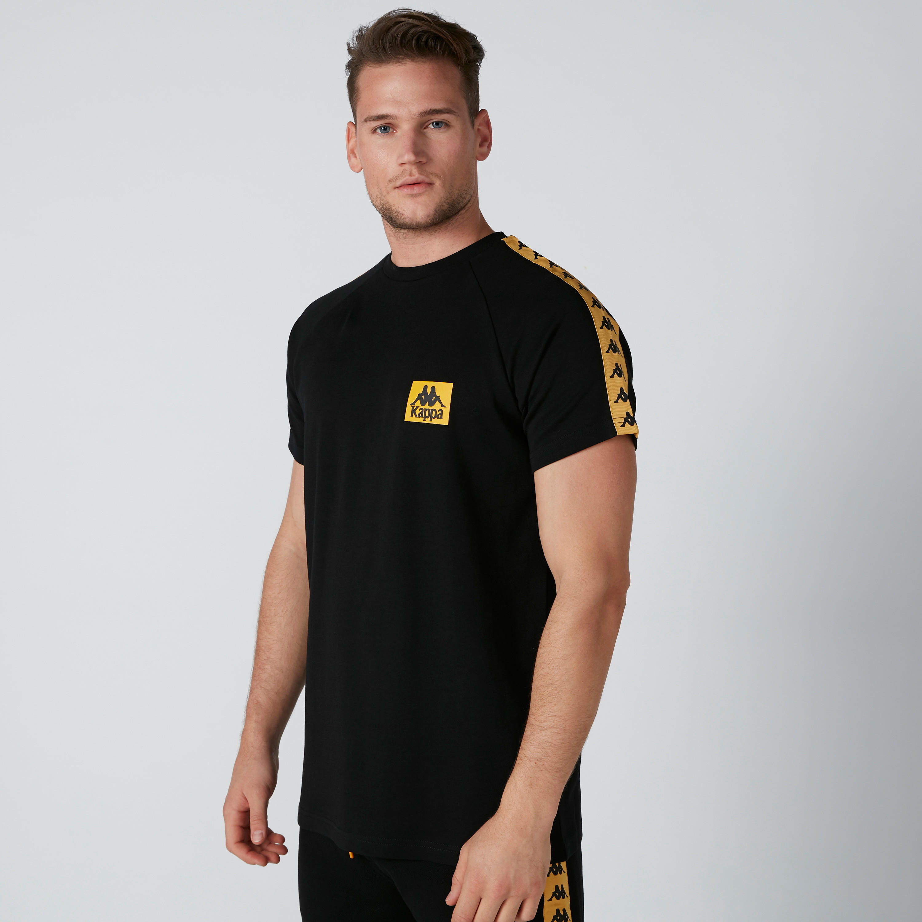 تيشيرت بياقة مستديرة وأكمام قصيرة وشريطة من كابا-men-clothing-sportswearandactivewear-tshirtsandpolos-image-3