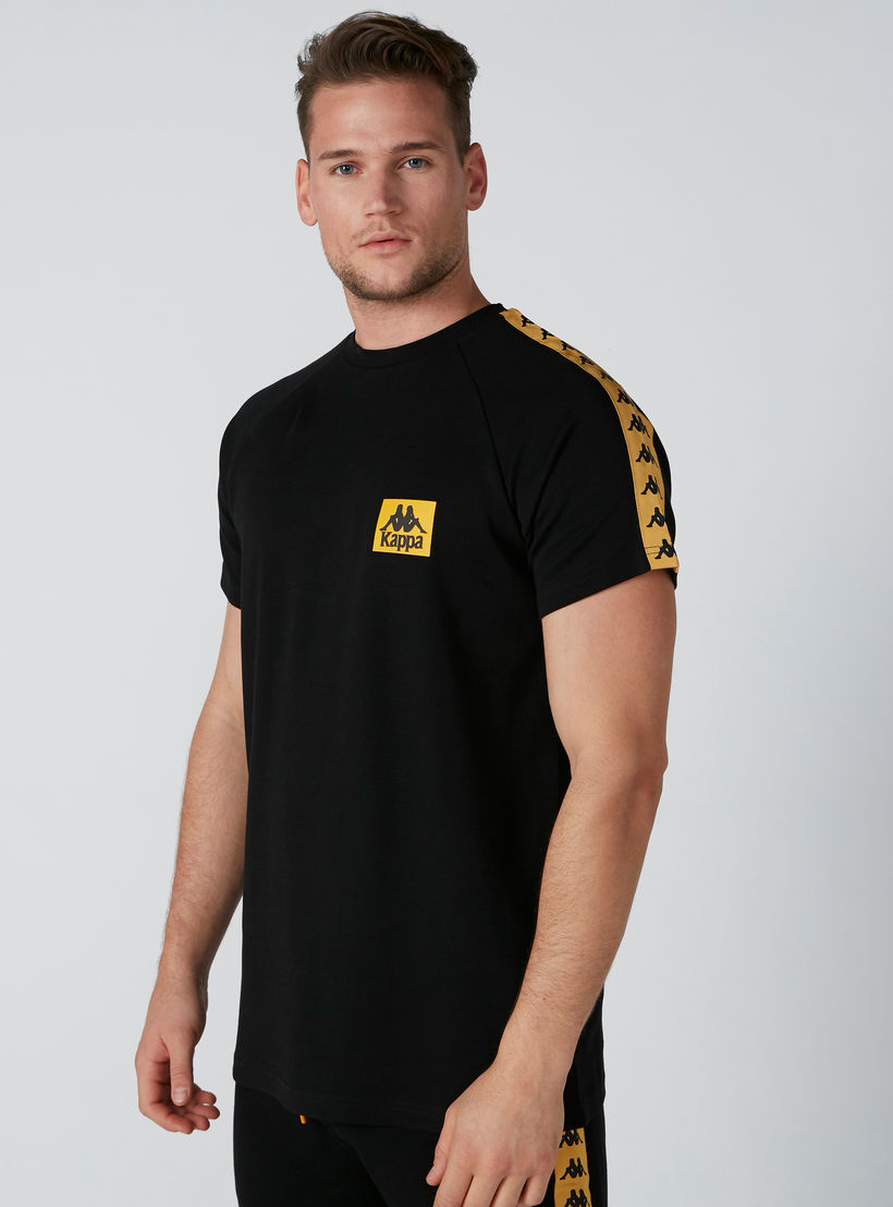 تيشيرت بياقة مستديرة وأكمام قصيرة وشريطة من كابا-men-clothing-sportswearandactivewear-tshirtsandpolos-image-3