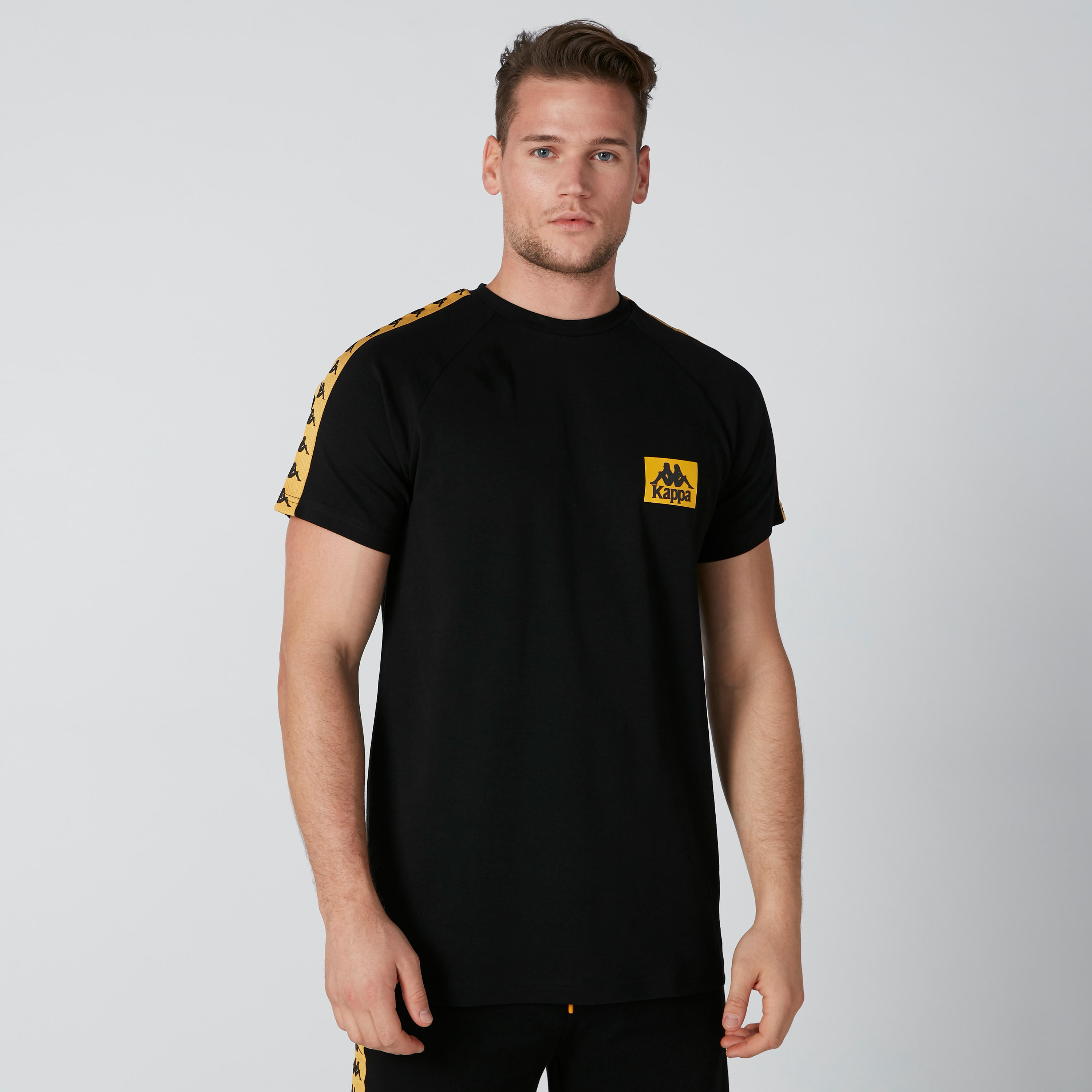تيشيرت بياقة مستديرة وأكمام قصيرة وشريطة من كابا-men-clothing-sportswearandactivewear-tshirtsandpolos-image-1
