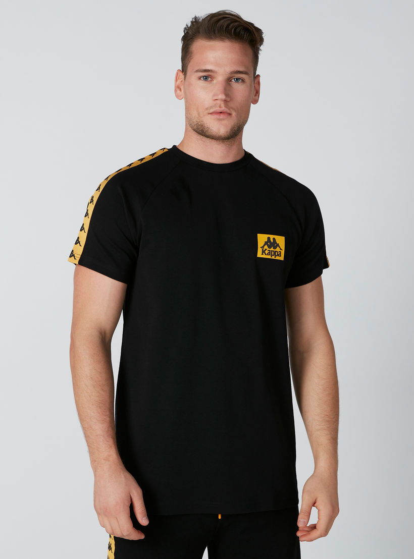 تيشيرت بياقة مستديرة وأكمام قصيرة وشريطة من كابا-men-clothing-sportswearandactivewear-tshirtsandpolos-image-1