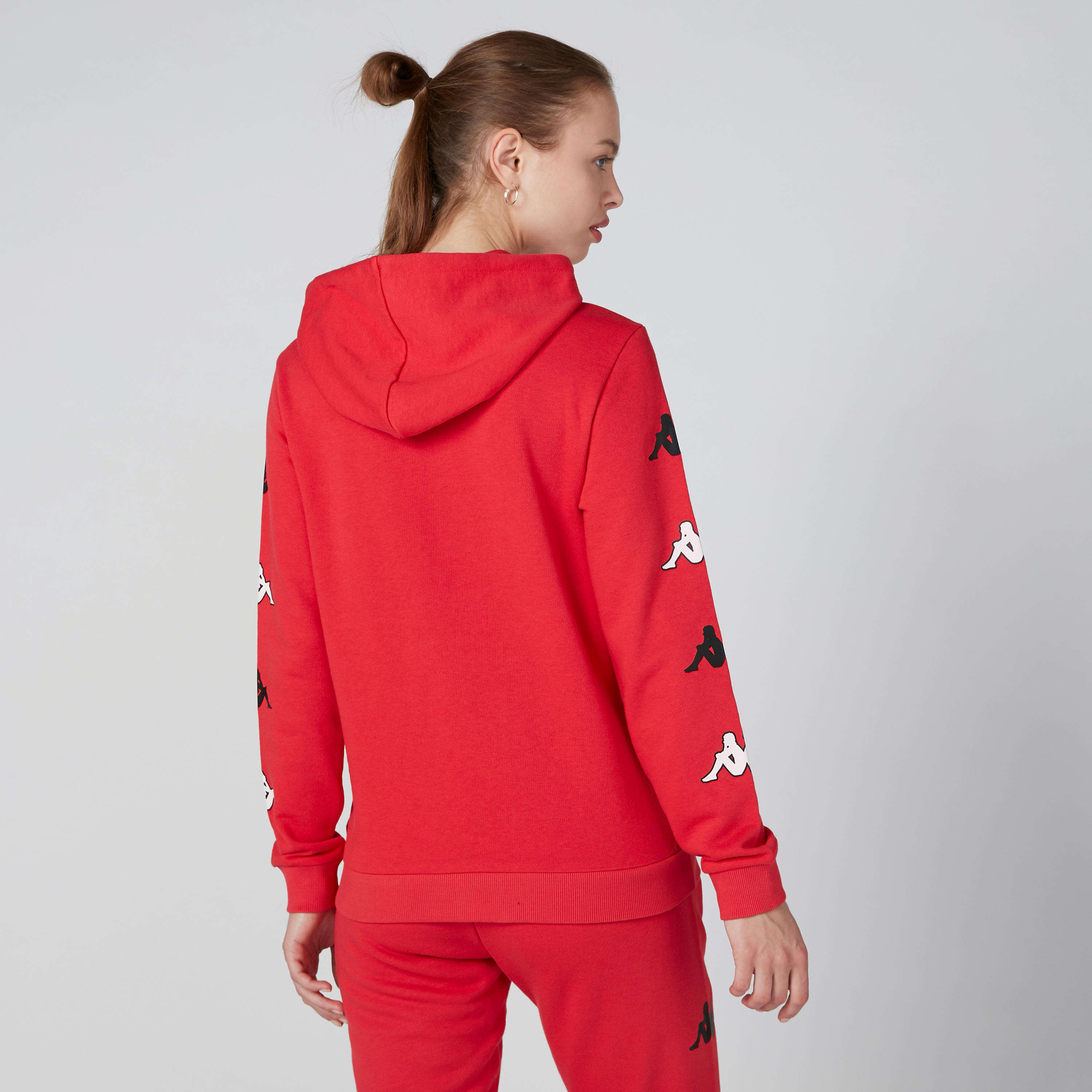هودي بجيوب وطبعات من كابا-women-clothing-sportswearandactivewear-hoodiesandsweatshirts-image-2