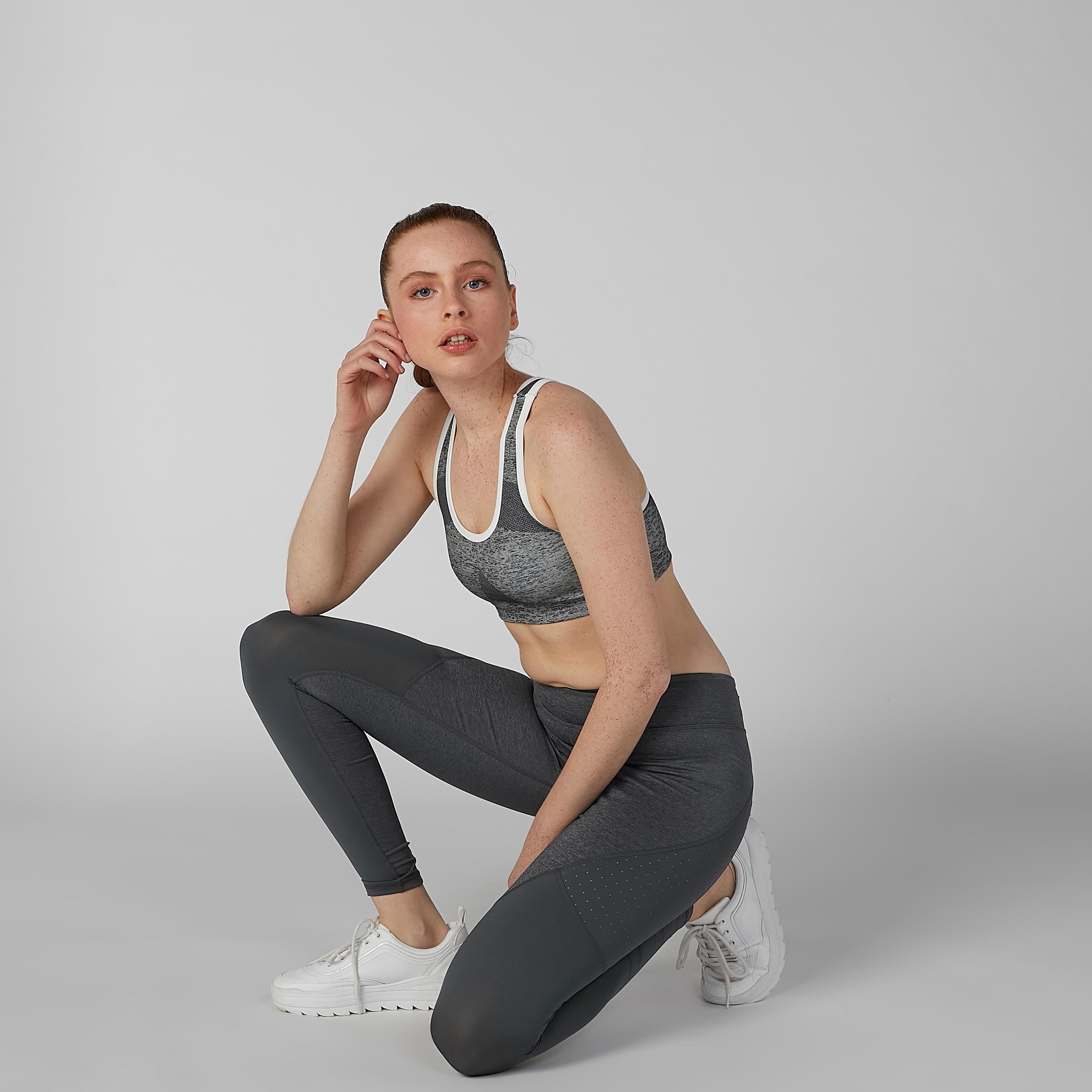 بنطال ليقنز سادة بخصر مطّاطي من كابا-women-clothing-sportswearandactivewear-bottoms-image-1