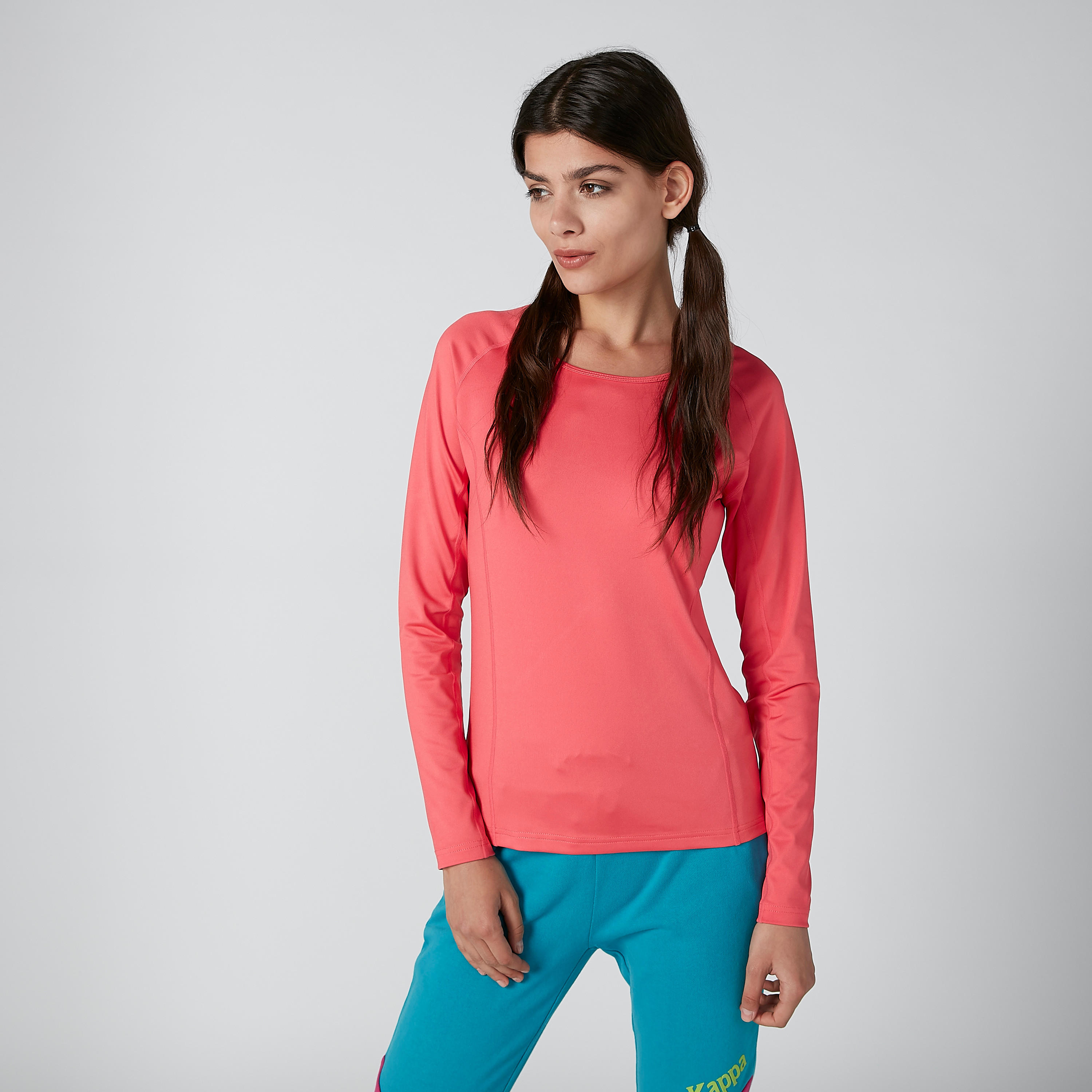 تيشيرت بأكمام مغايرة وطبعات من كابا-women-clothing-sportswearandactivewear-tshirtsandvests-image-4