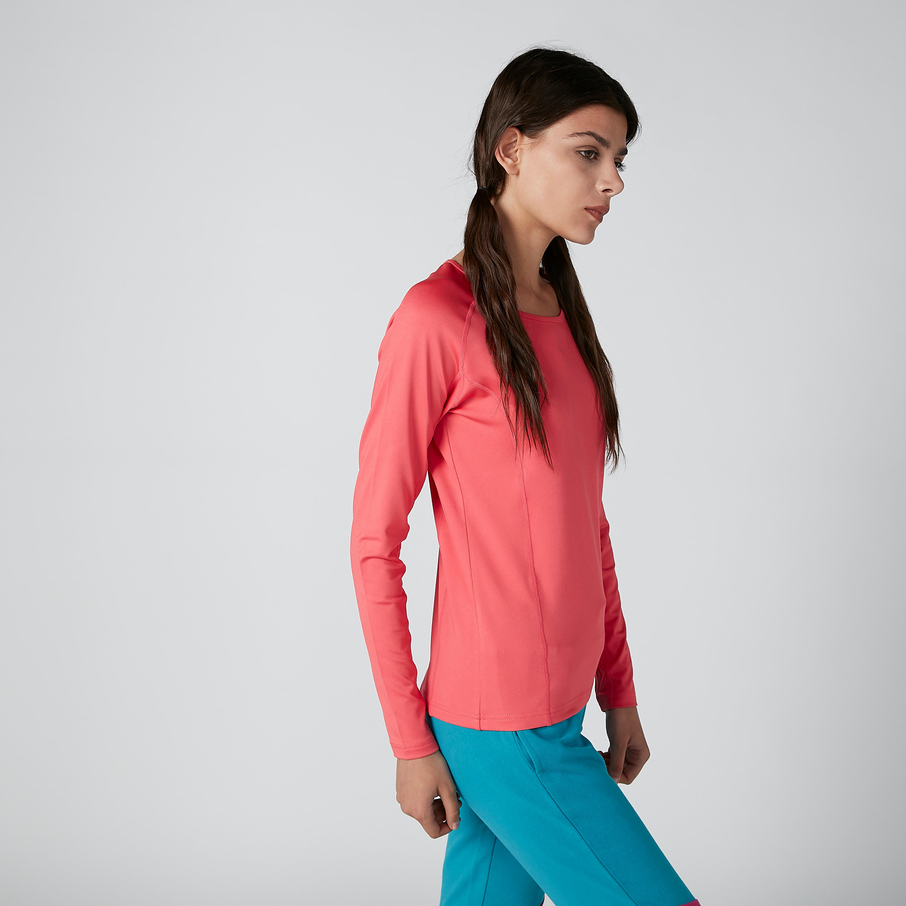 تيشيرت بأكمام مغايرة وطبعات من كابا-women-clothing-sportswearandactivewear-tshirtsandvests-image-2