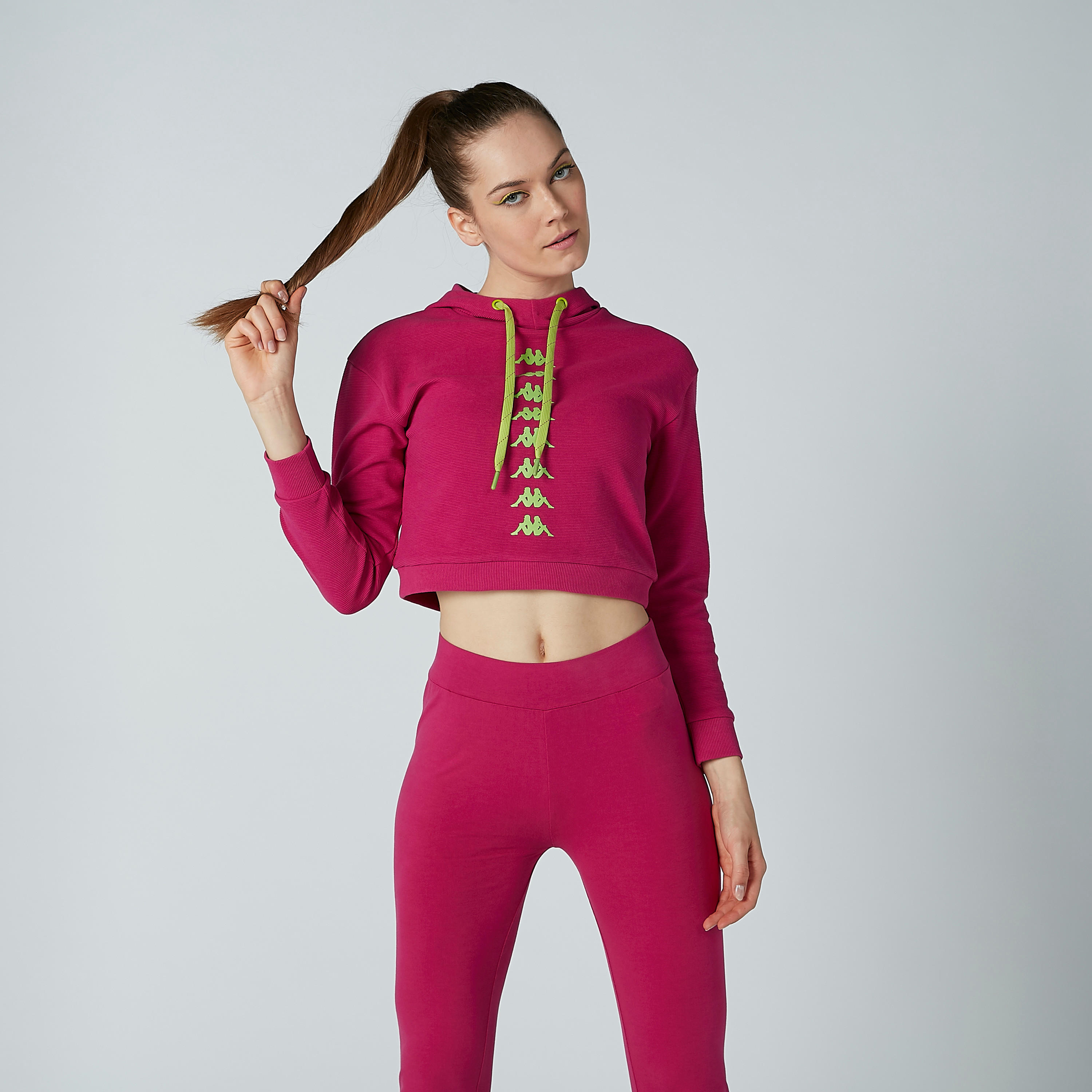 هودي قصير بأكمام طويلة وطبعات من كابا-women-clothing-sportswearandactivewear-hoodiesandsweatshirts-image-2
