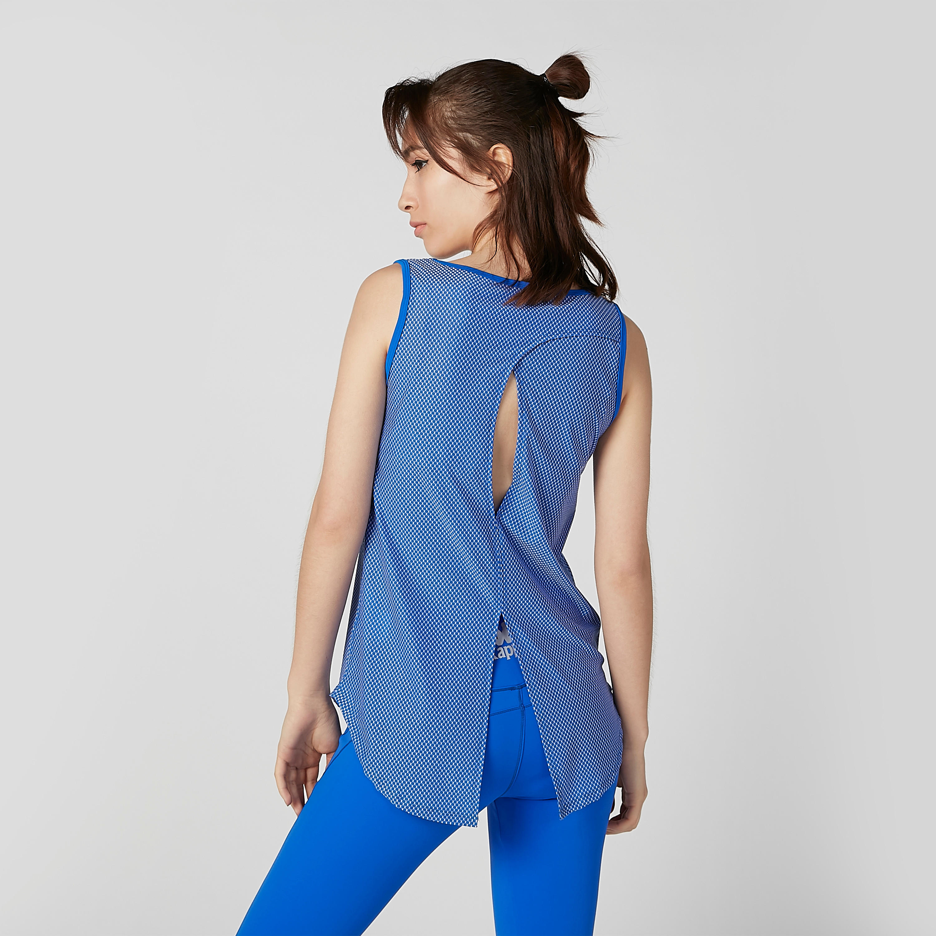 فيست دون أكمام بياقة عميقة وطبعات من كابا-women-clothing-sportswearandactivewear-tshirtsandvests-image-4