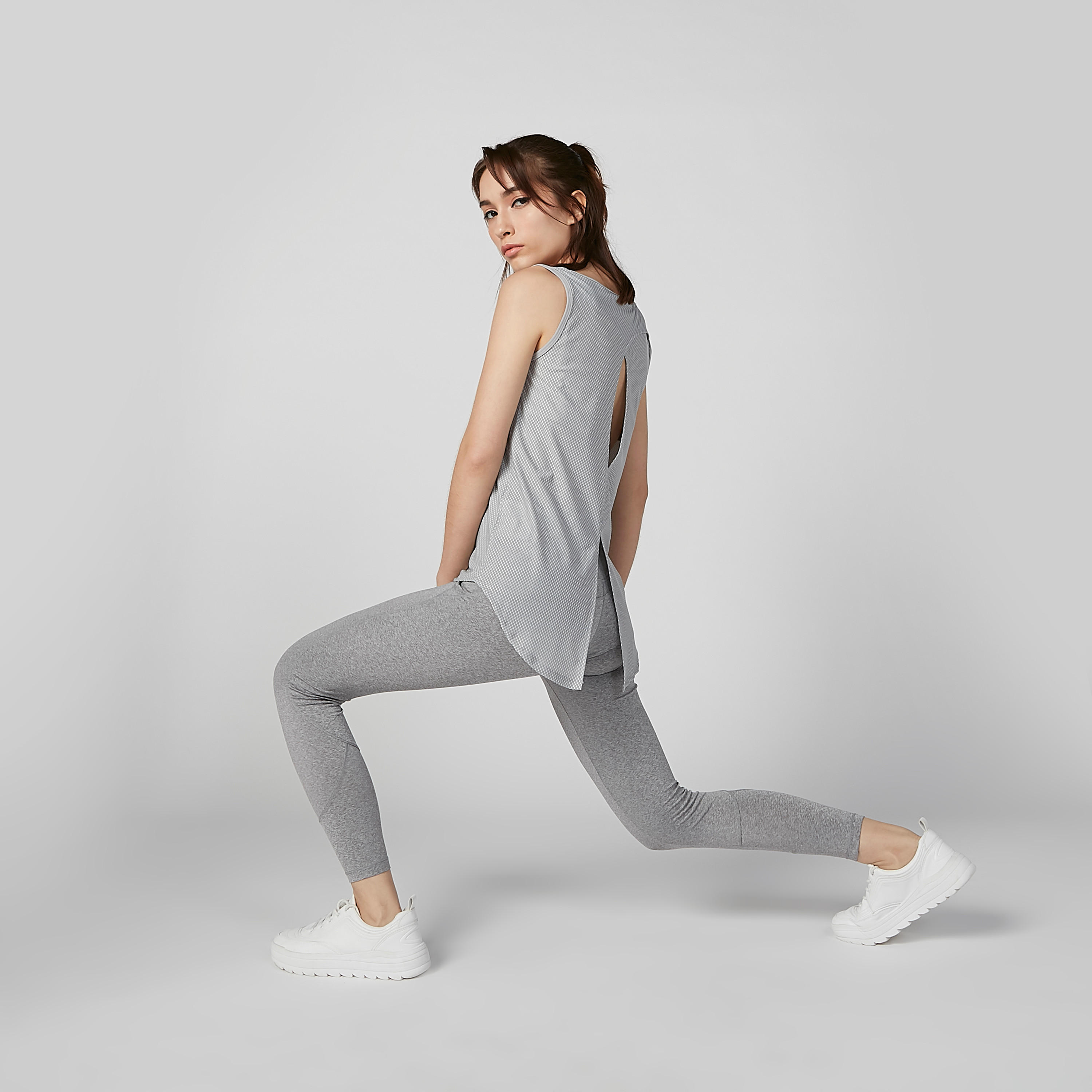 فيست كاروهات بياقة عميقة من كابا-women-clothing-sportswearandactivewear-tshirtsandvests-image-5