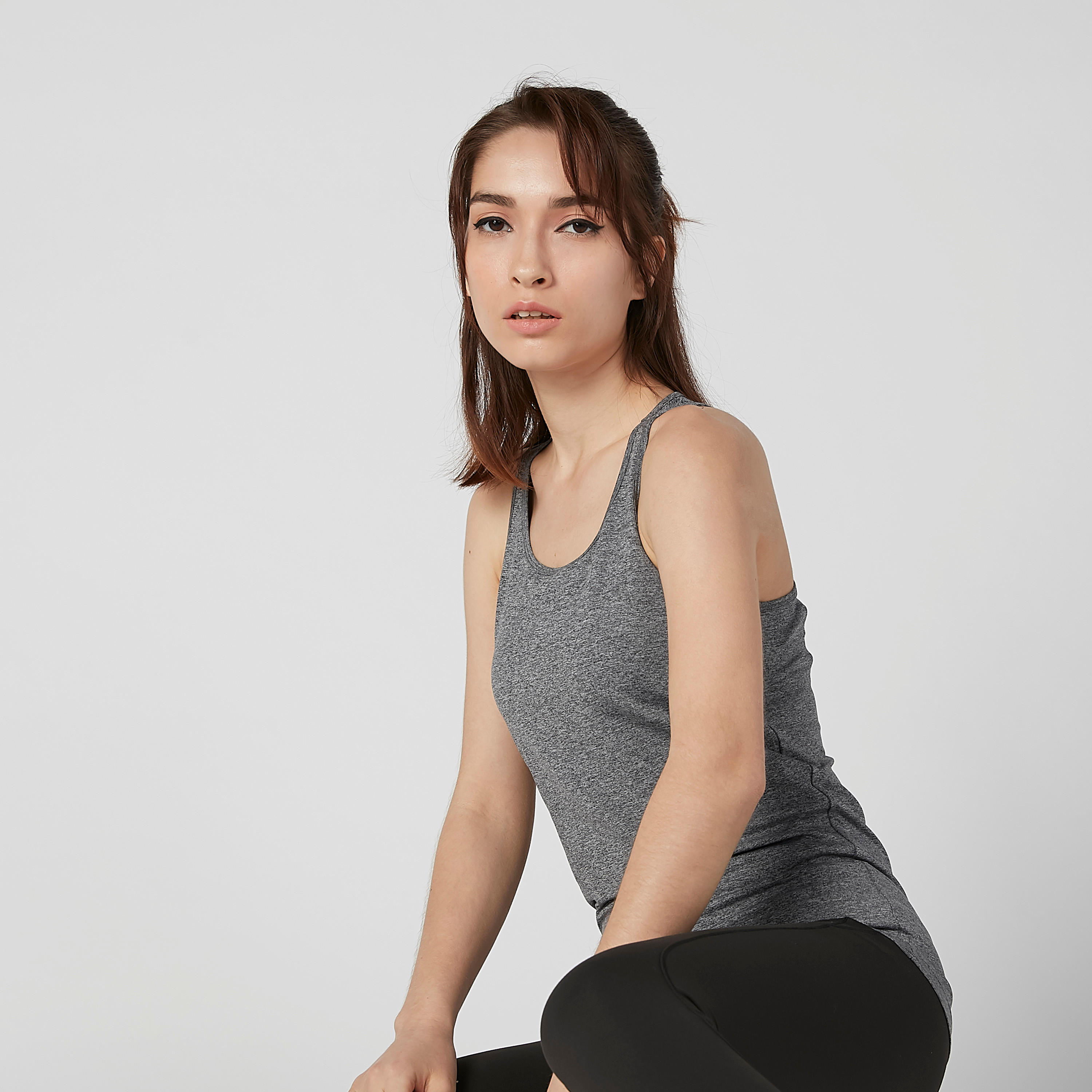 فيست سادة بظهر ريسر وياقة عميقة من كابا-women-clothing-tshirts-image-5
