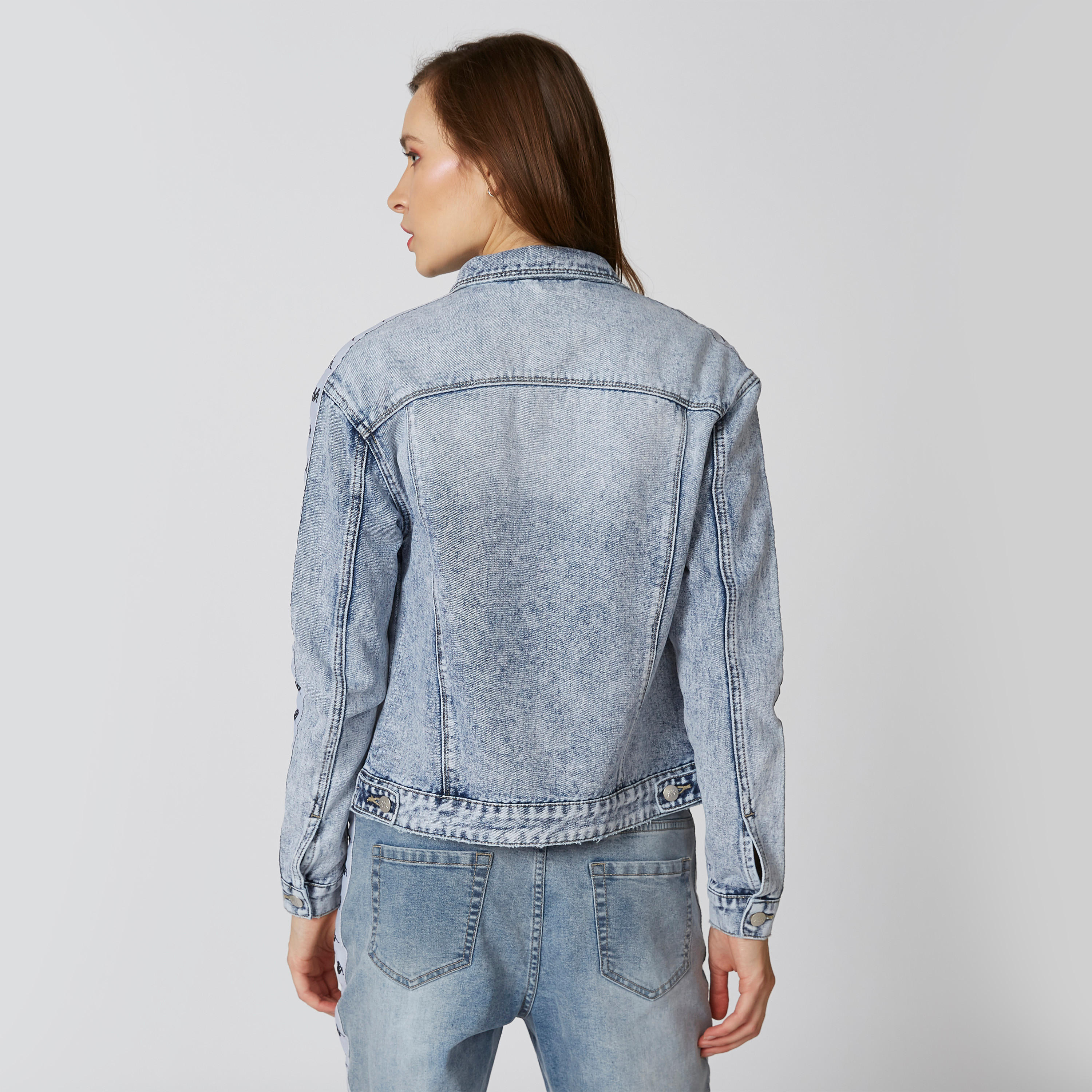 جاكيت دينم بأكمام طويلة بشريطة وطبعات من كابا-women-clothing-sportswearandactivewear-coatsandjackets-jackets-image-3