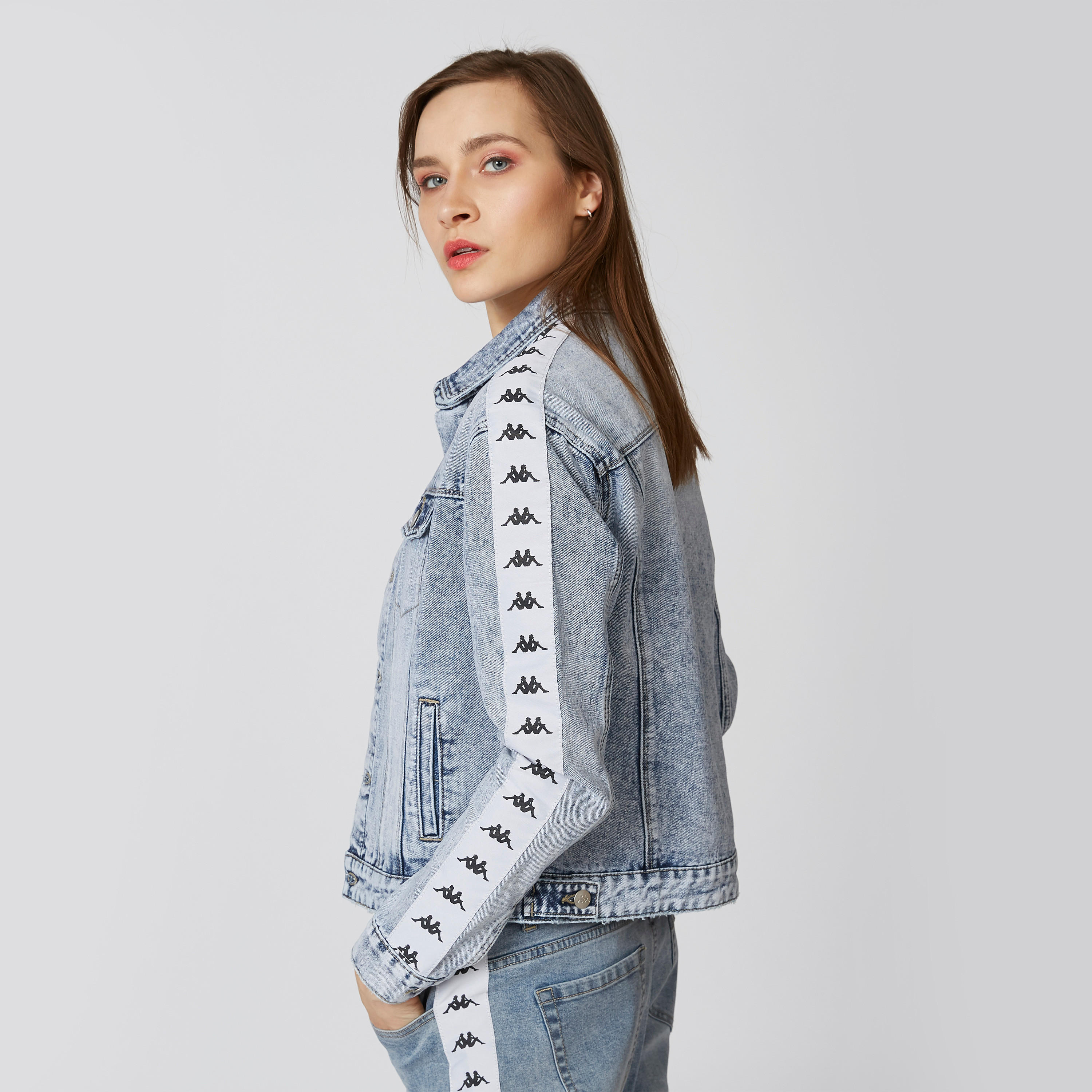 جاكيت دينم بأكمام طويلة بشريطة وطبعات من كابا-women-clothing-sportswearandactivewear-coatsandjackets-jackets-image-4