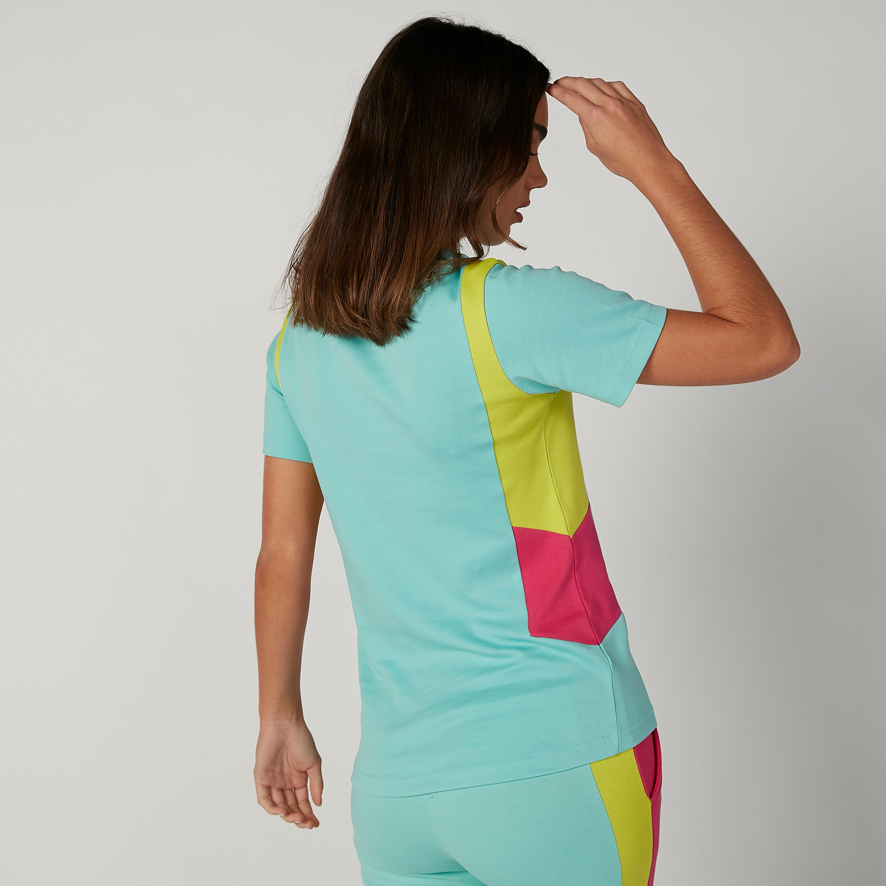 تيشيرت بنمط كتل الألوان بياقة مستديرة وأكمام قصيرة من كابا-women-clothing-sportswearandactivewear-tshirtsandvests-image-2