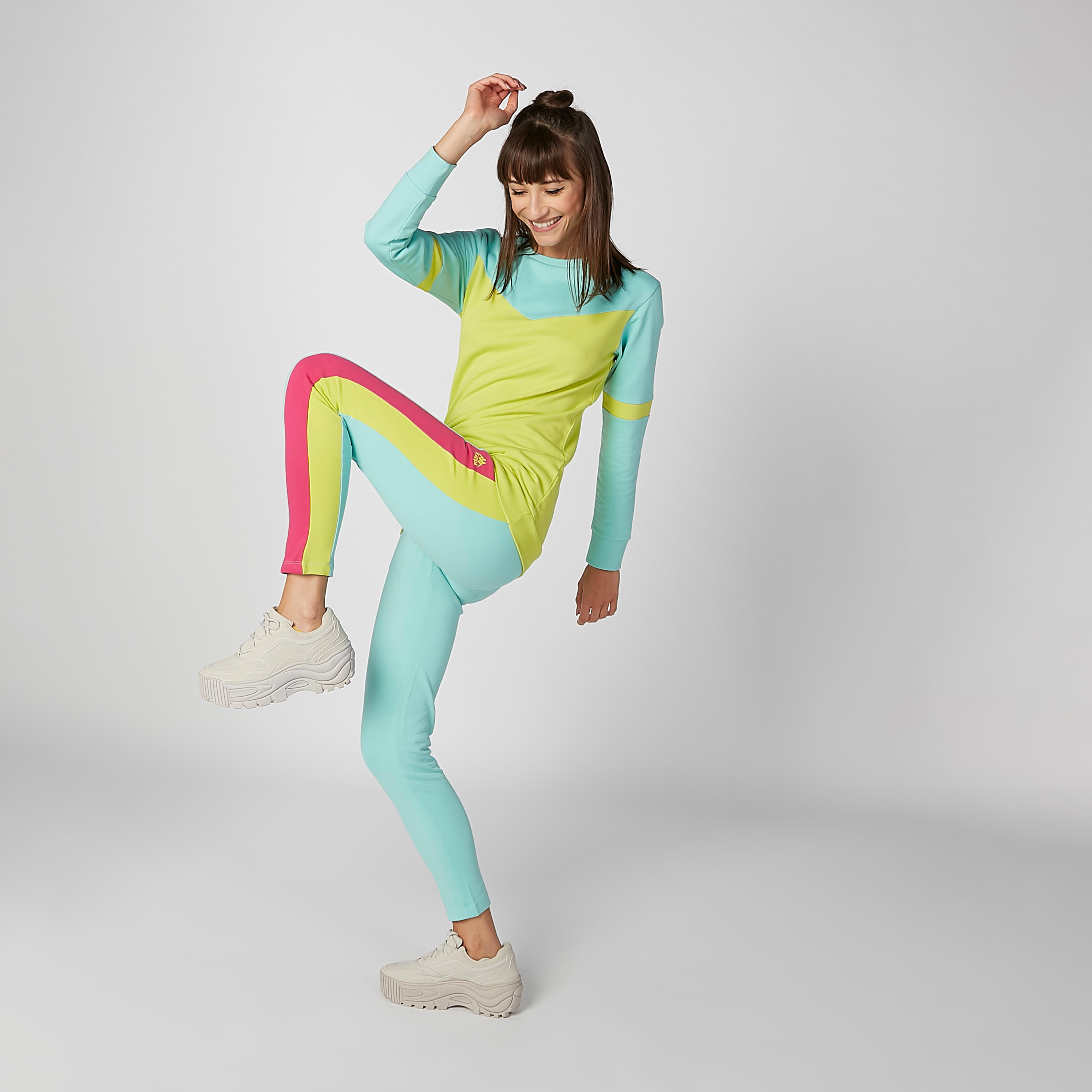 سويت شيرت مستدام بأكمام طويلة وطبعات من كابا -women-clothing-sportswearandactivewear-hoodiesandsweatshirts-image-1