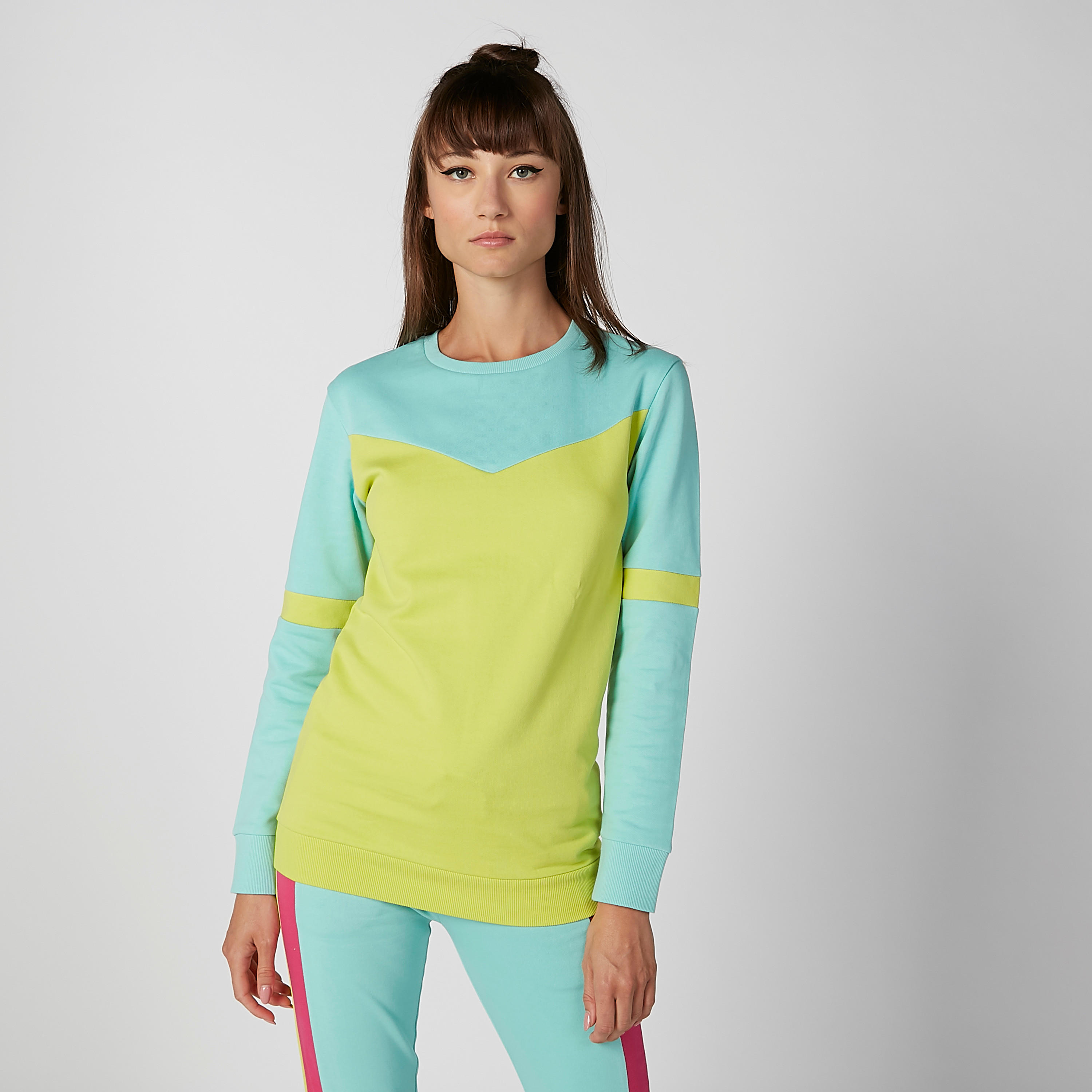 سويت شيرت مستدام بأكمام طويلة وطبعات من كابا -women-clothing-sportswearandactivewear-hoodiesandsweatshirts-image-2