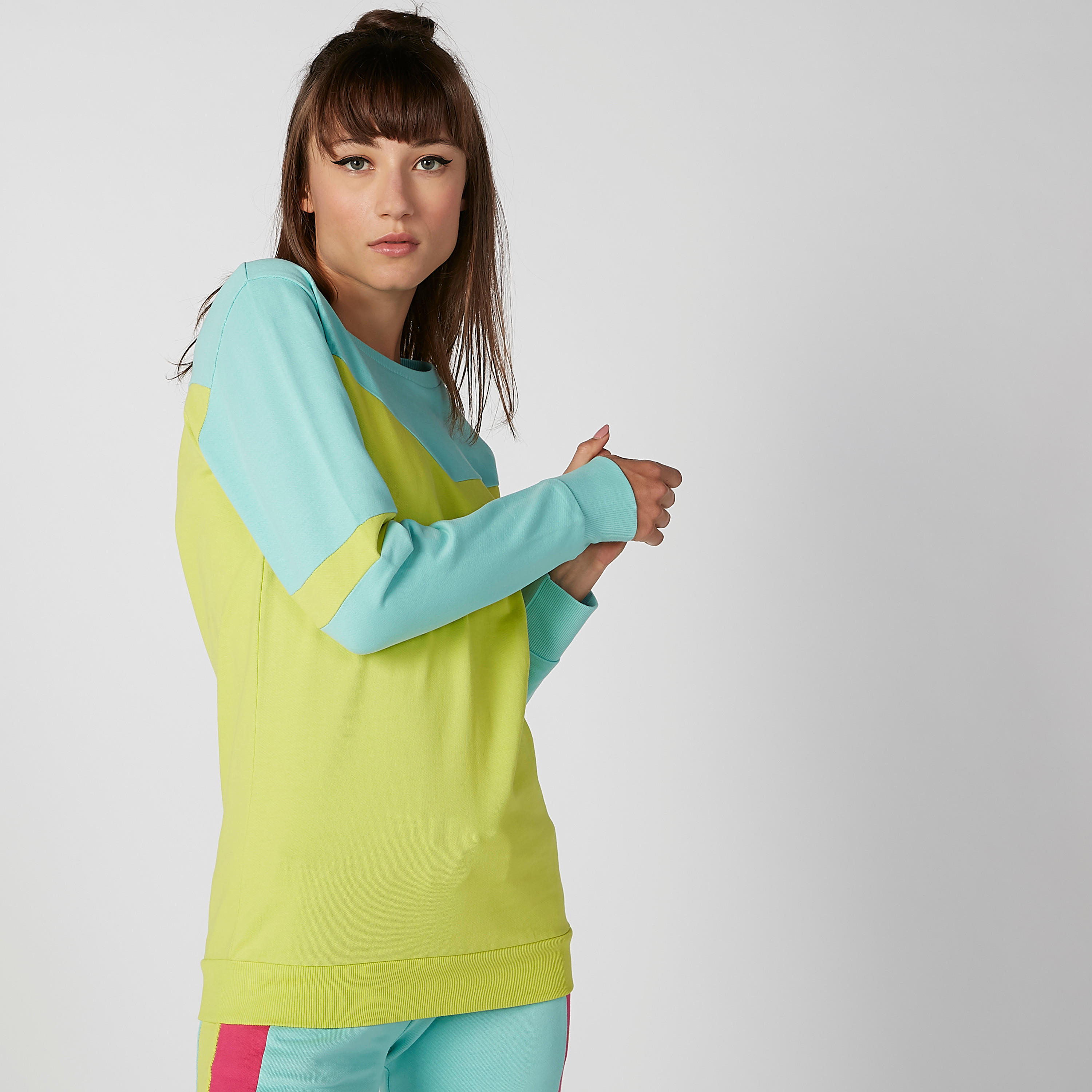سويت شيرت مستدام بأكمام طويلة وطبعات من كابا -women-clothing-sportswearandactivewear-hoodiesandsweatshirts-image-3